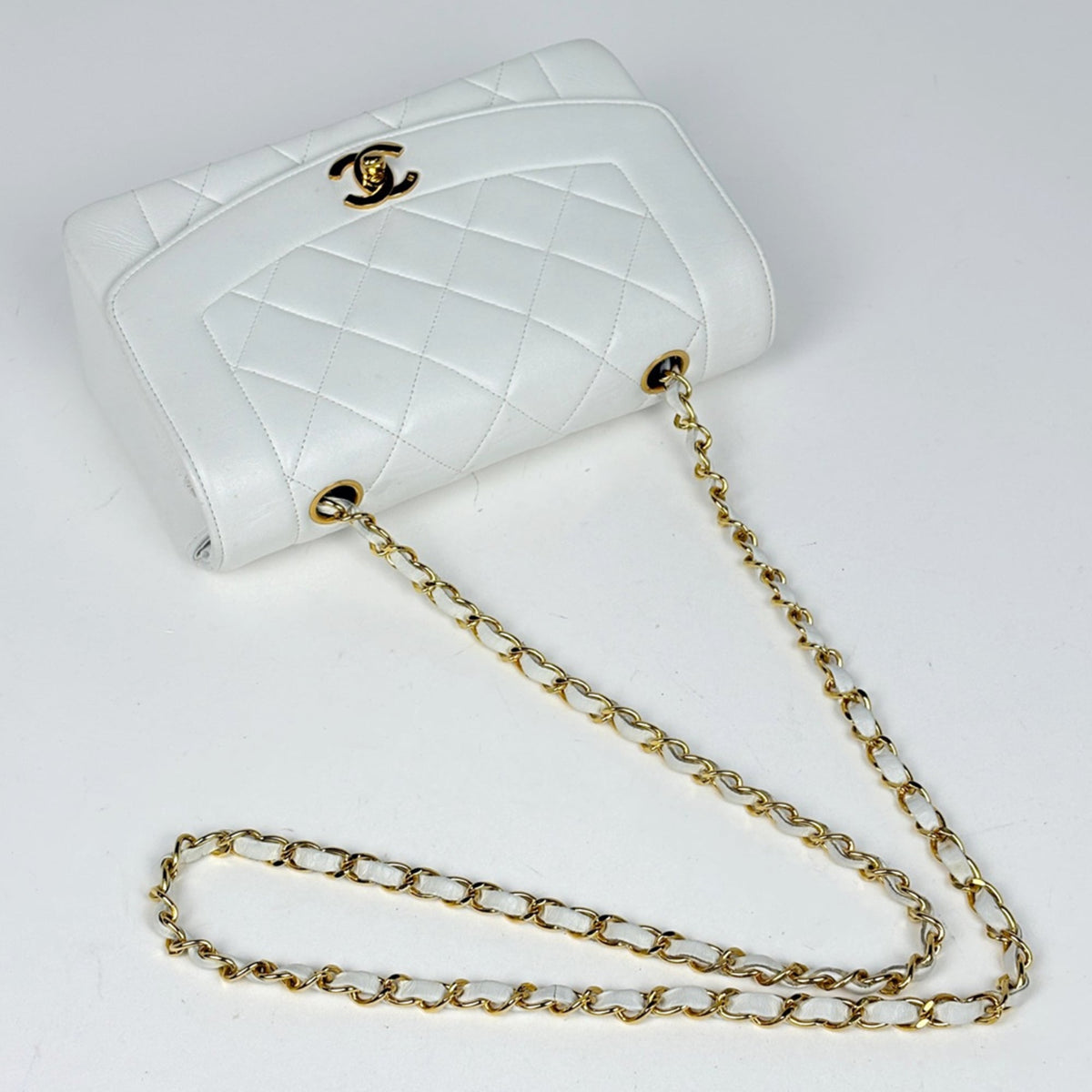 Chanel White Leather Shoulder Bag (Pre-Owned)