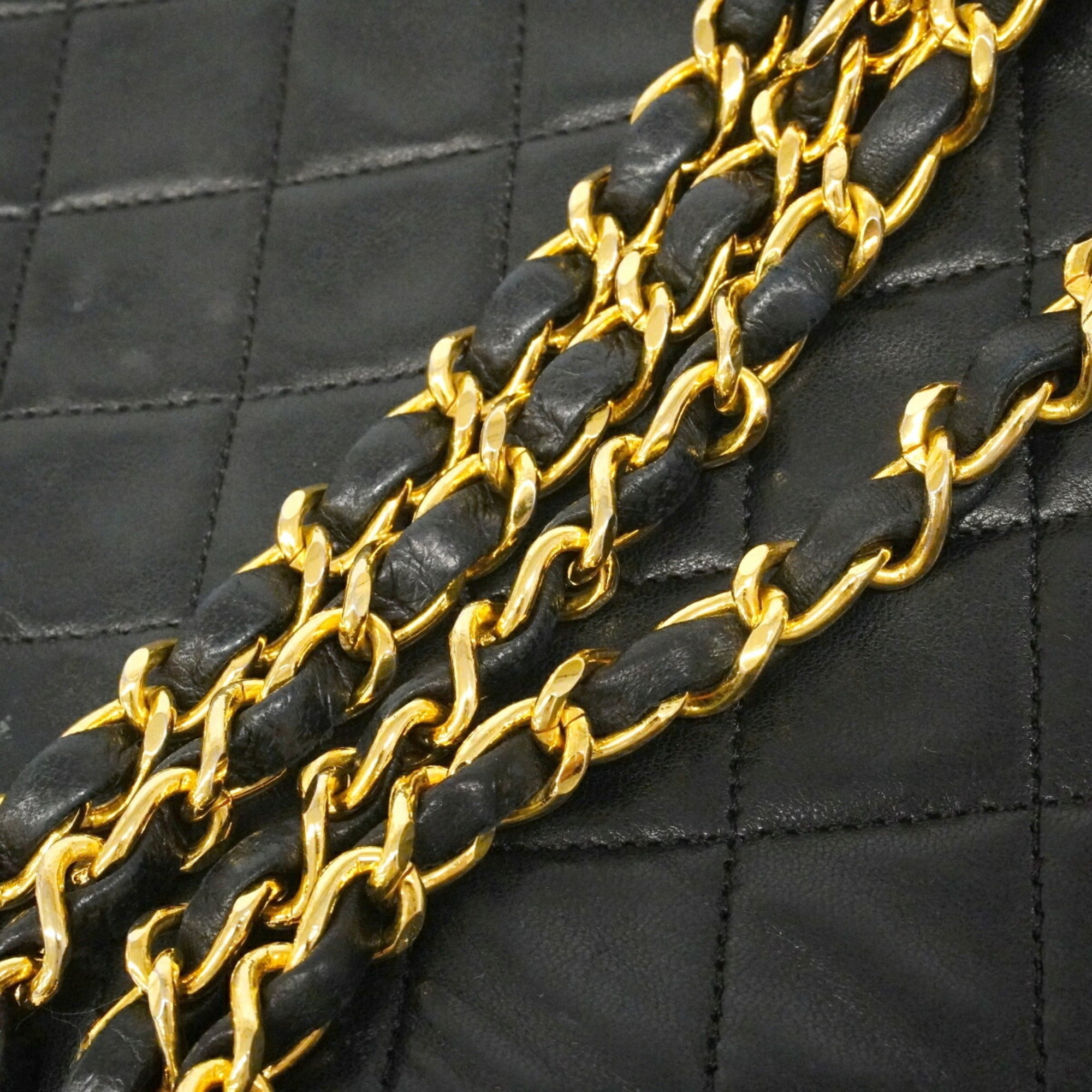 Chanel Black Leather Shoulder Bag (Pre-Owned)