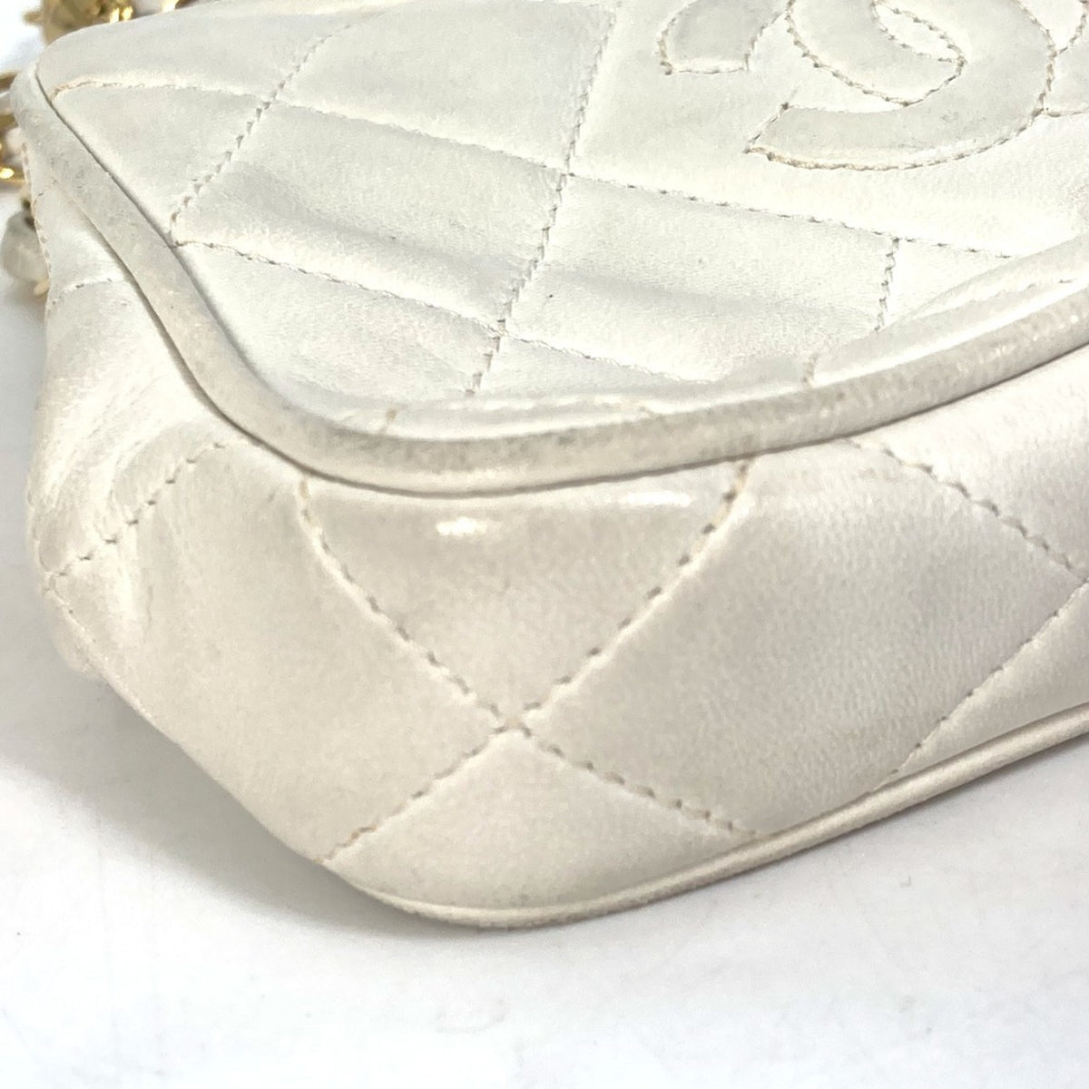 Chanel White Leather Fanny Pack (Pre-Owned)