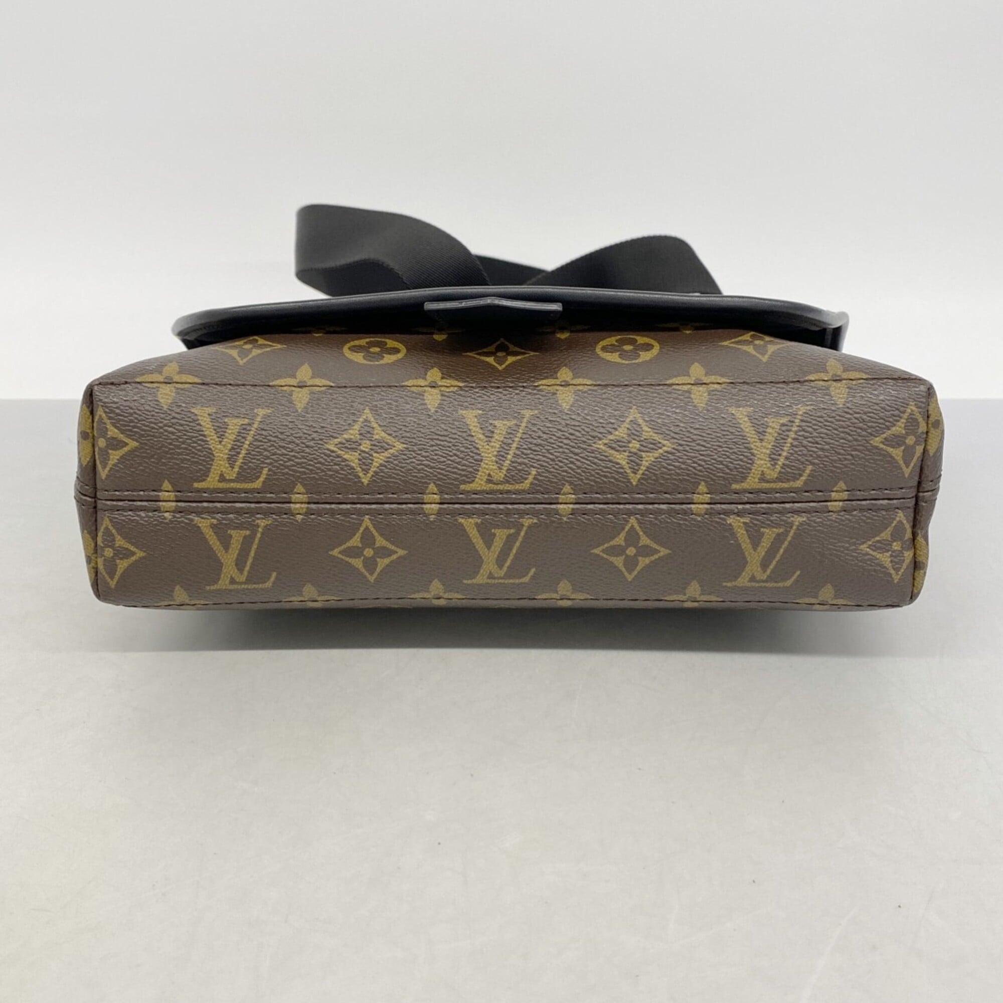 Louis Vuitton Brown Shoulder Bag (Pre-Owned)