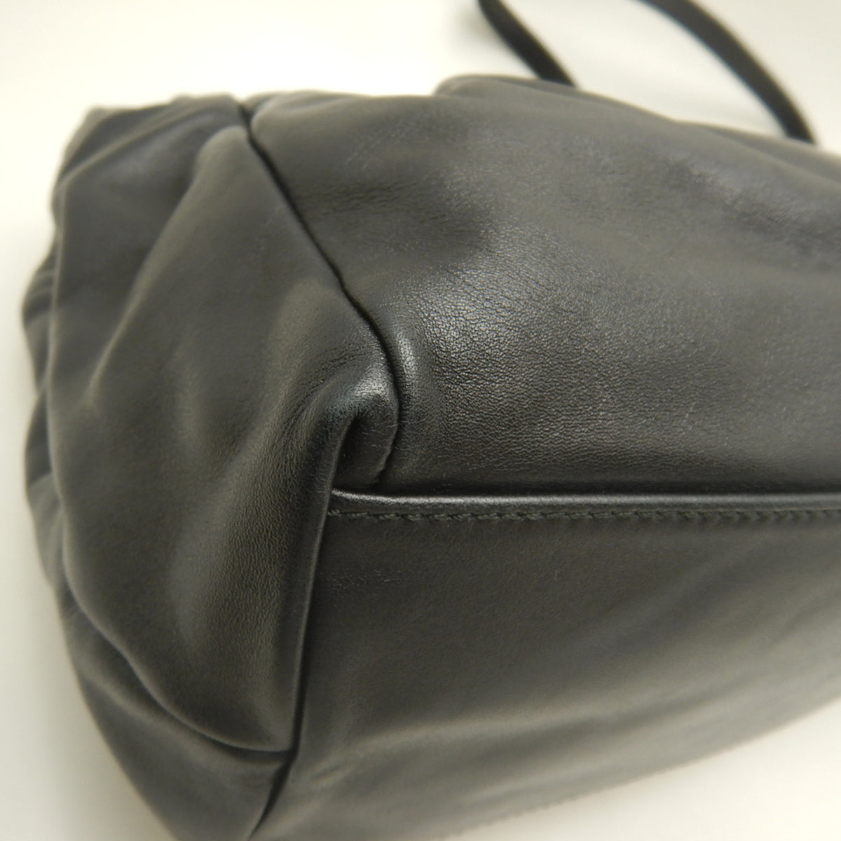 Salvatore Ferragamo Vara Black Leather Handbag (Pre-Owned)