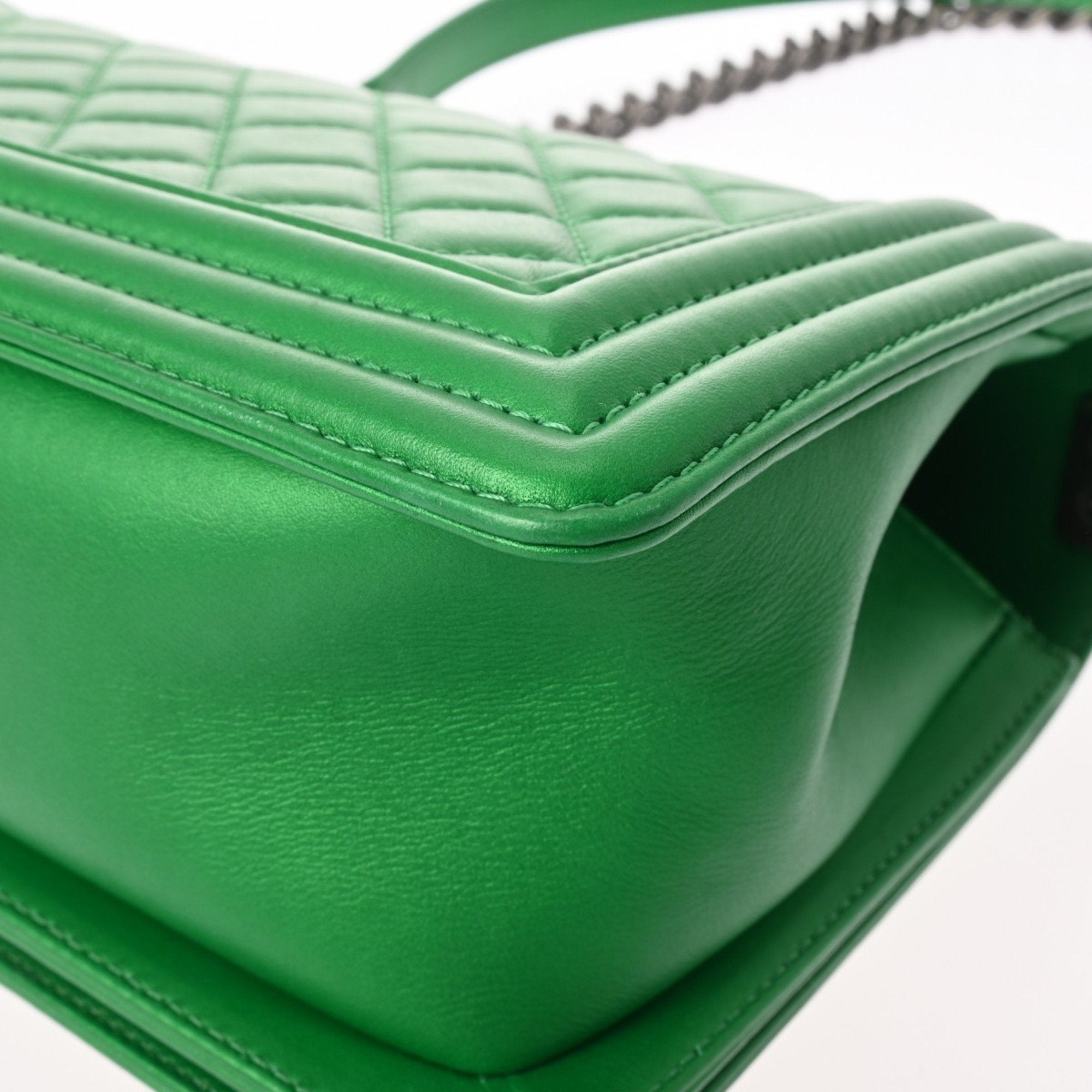 Chanel Green Leather Shoulder Bag (Pre-Owned)