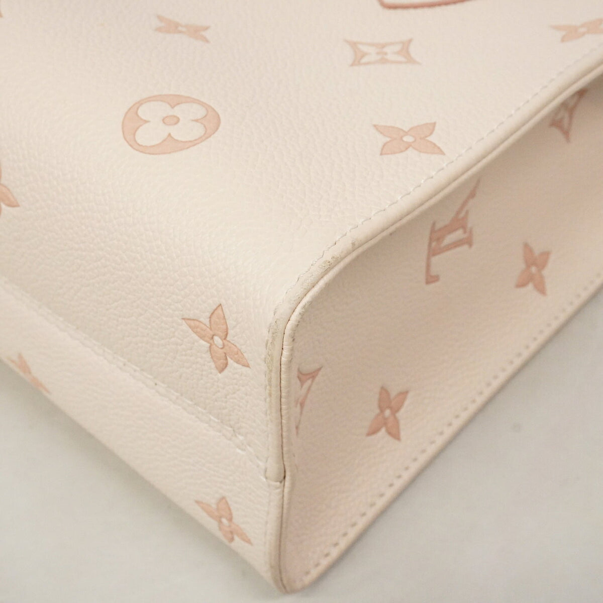 Louis Vuitton Peach White Tote Bag (Pre-Owned)