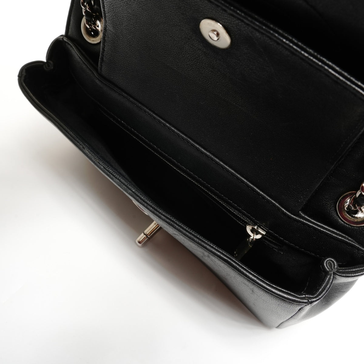 Chanel Black Leather Shoulder Bag (Pre-Owned)