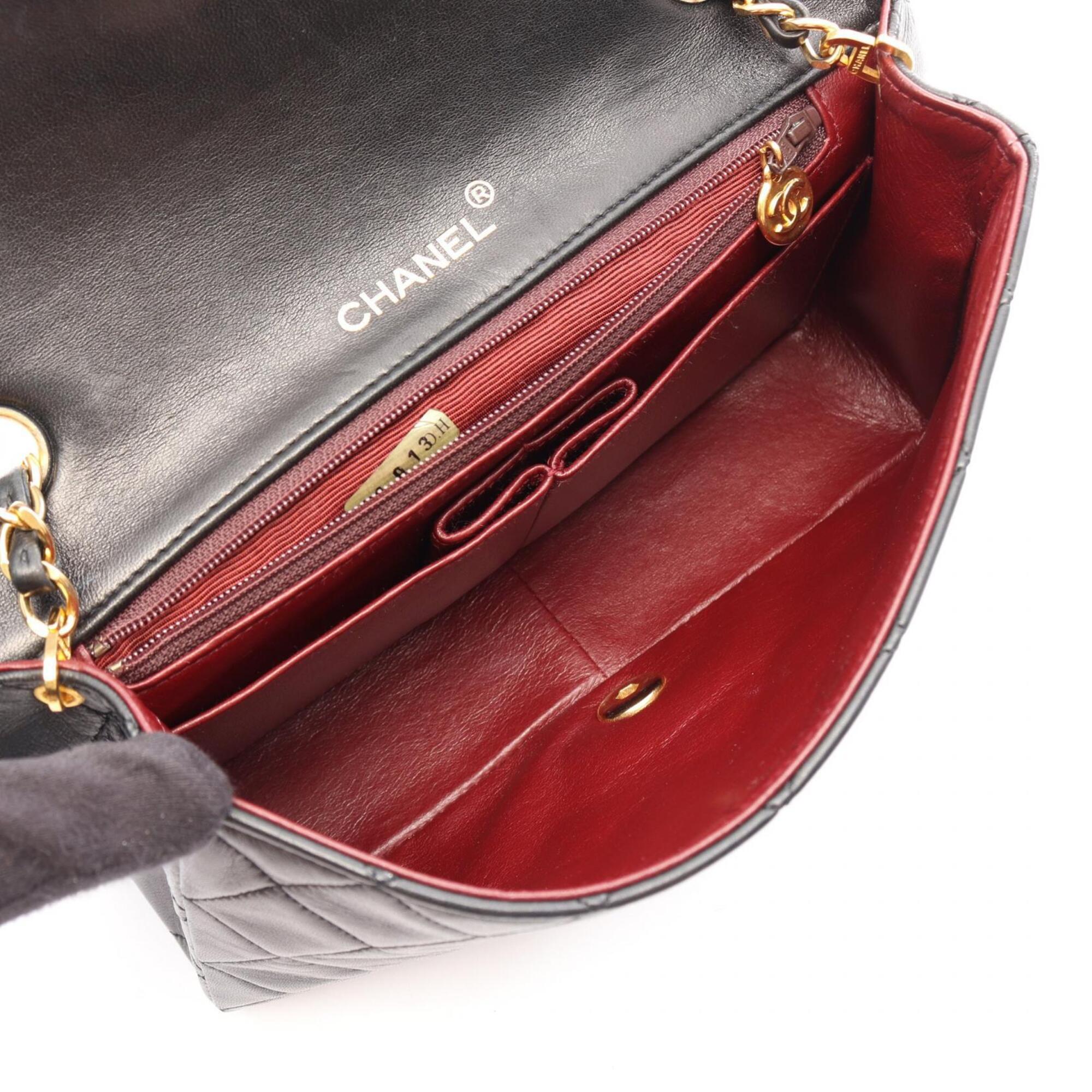 Chanel Black Leather Shoulder Bag (Pre-Owned)