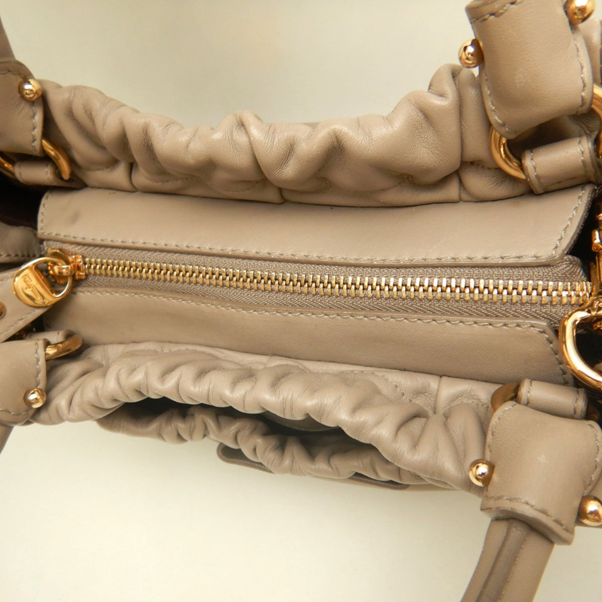 Salvatore Ferragamo Vara Light Beige Leather Handbag (Pre-Owned)