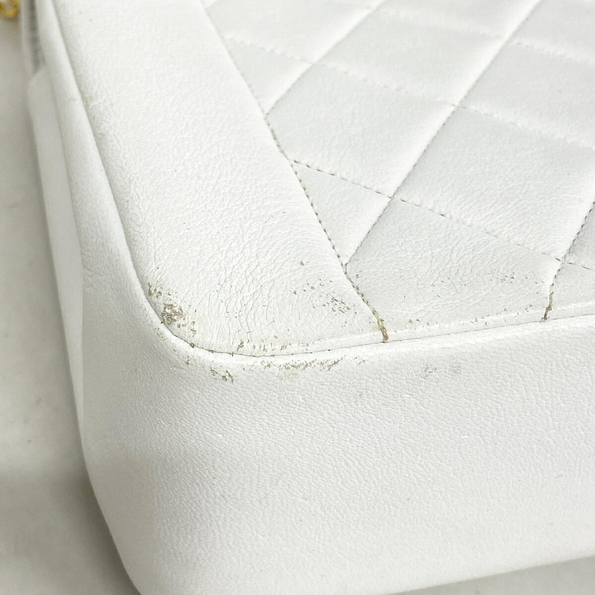 Chanel White Leather Shoulder Bag (Pre-Owned)