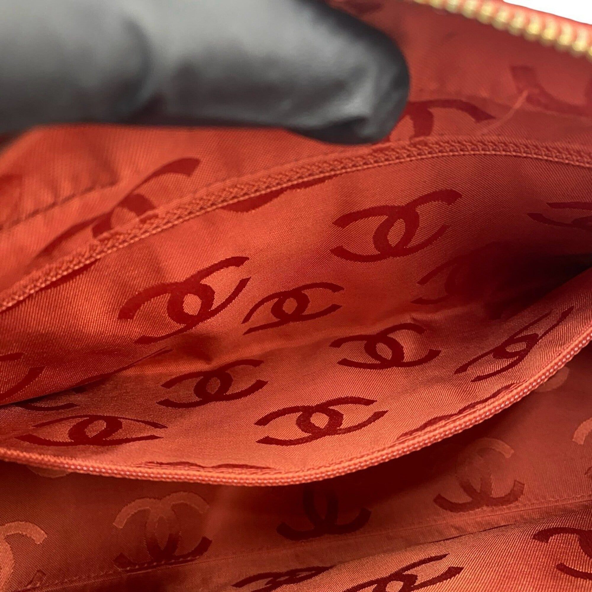 Chanel Red Color Leather Handbag (Pre-Owned)