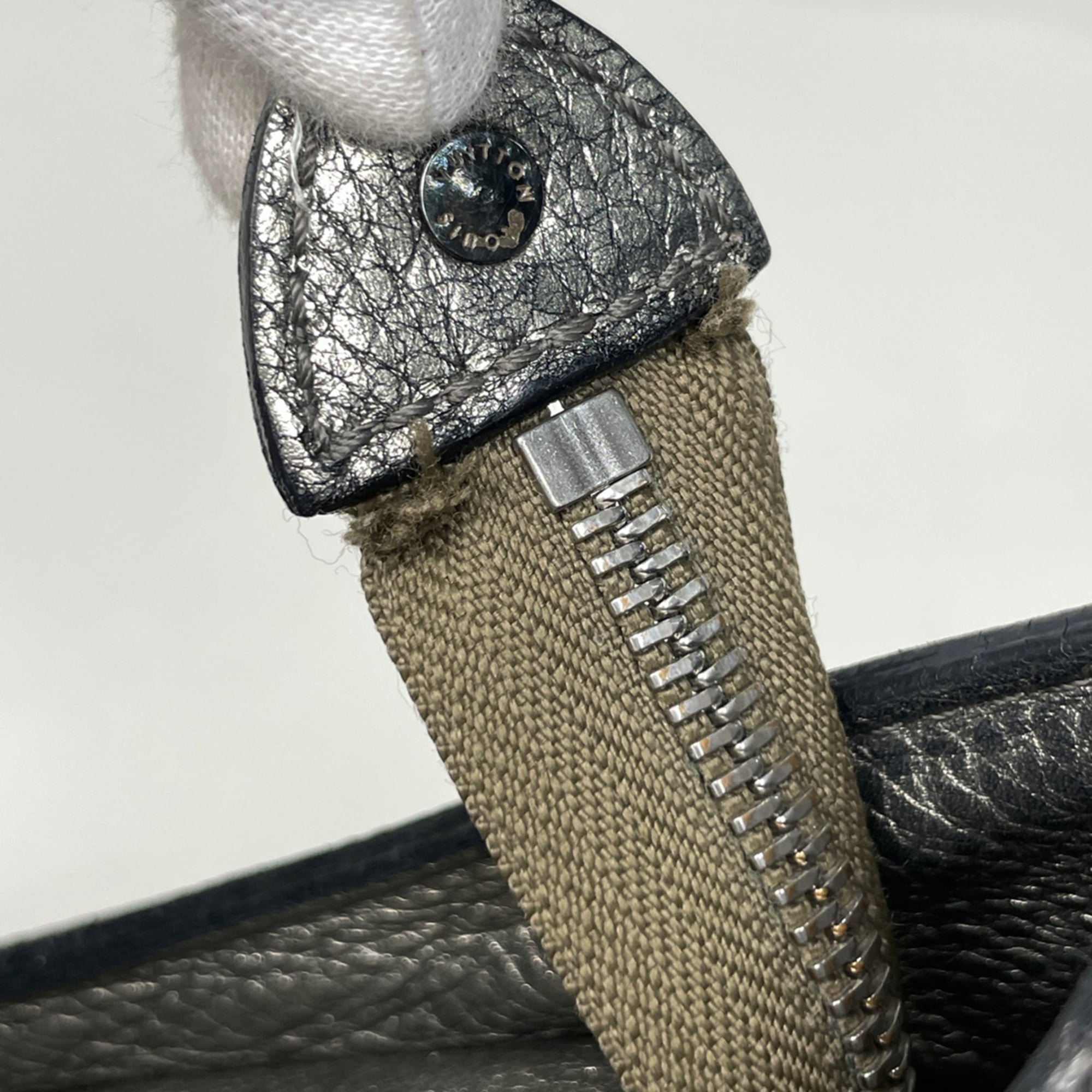 Louis Vuitton Silver Mahina Leather Shoulder Bag (Pre-Owned)