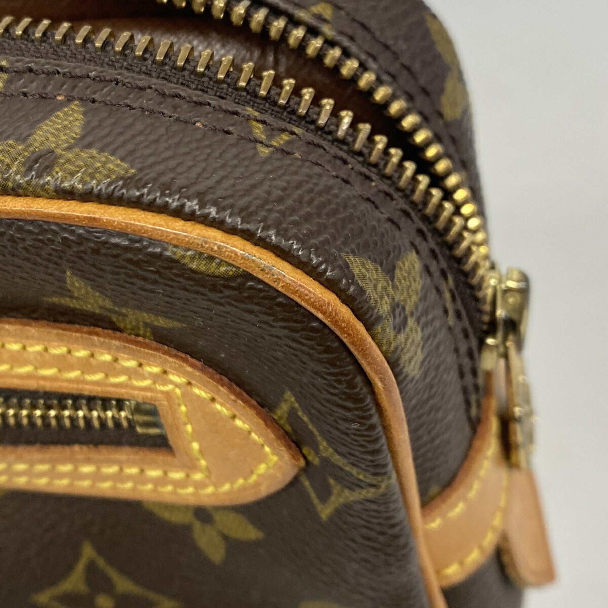 Louis Vuitton Brown Clutch Bag (Pre-Owned)