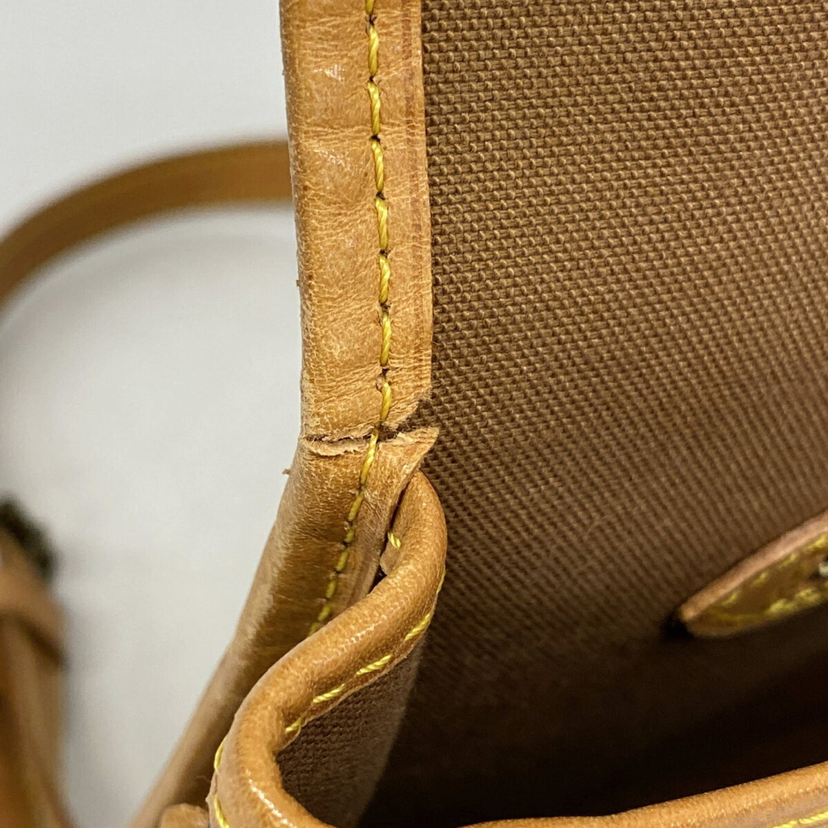 Louis Vuitton Brown Shoulder Bag (Pre-Owned)