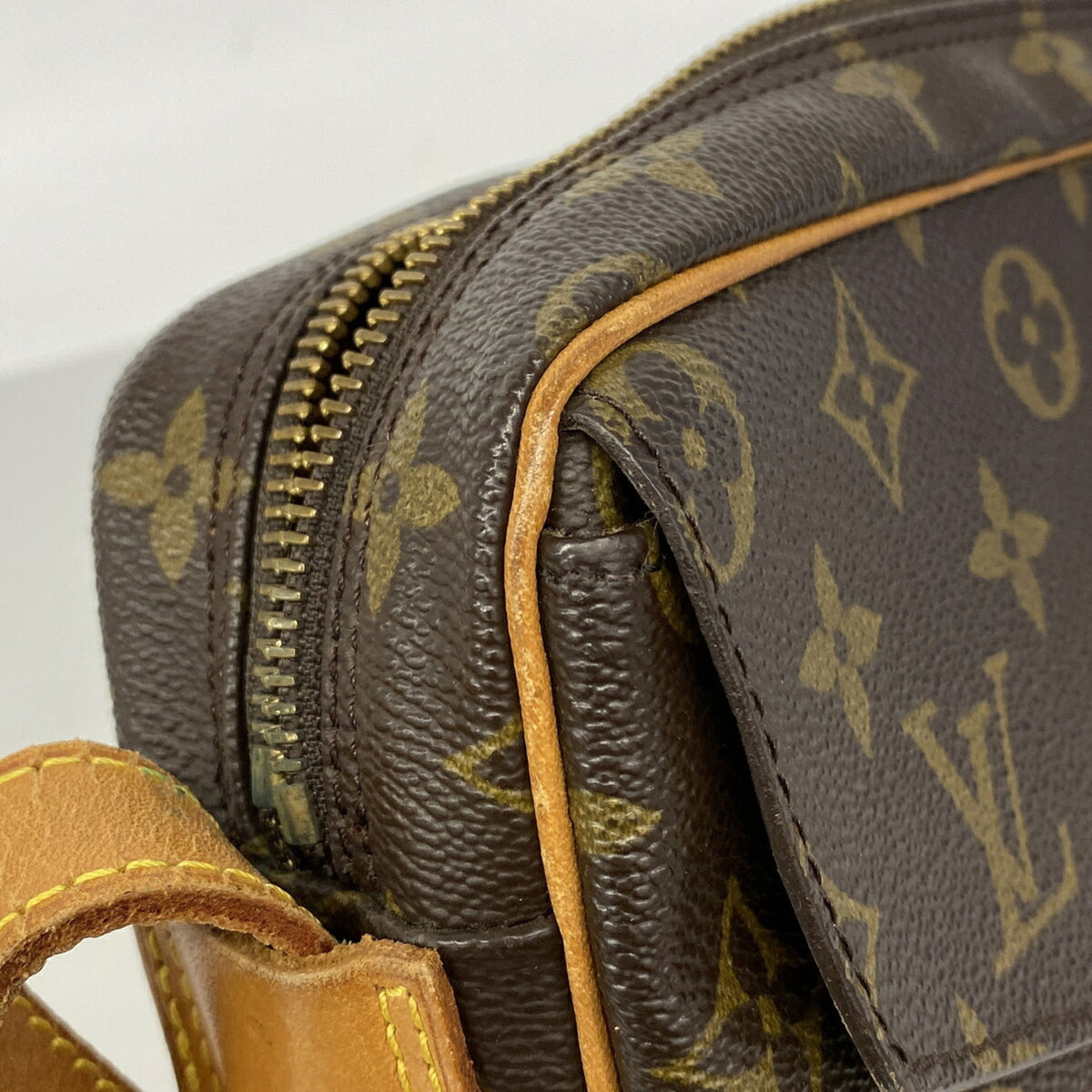 Louis Vuitton Brown Shoulder Bag (Pre-Owned)