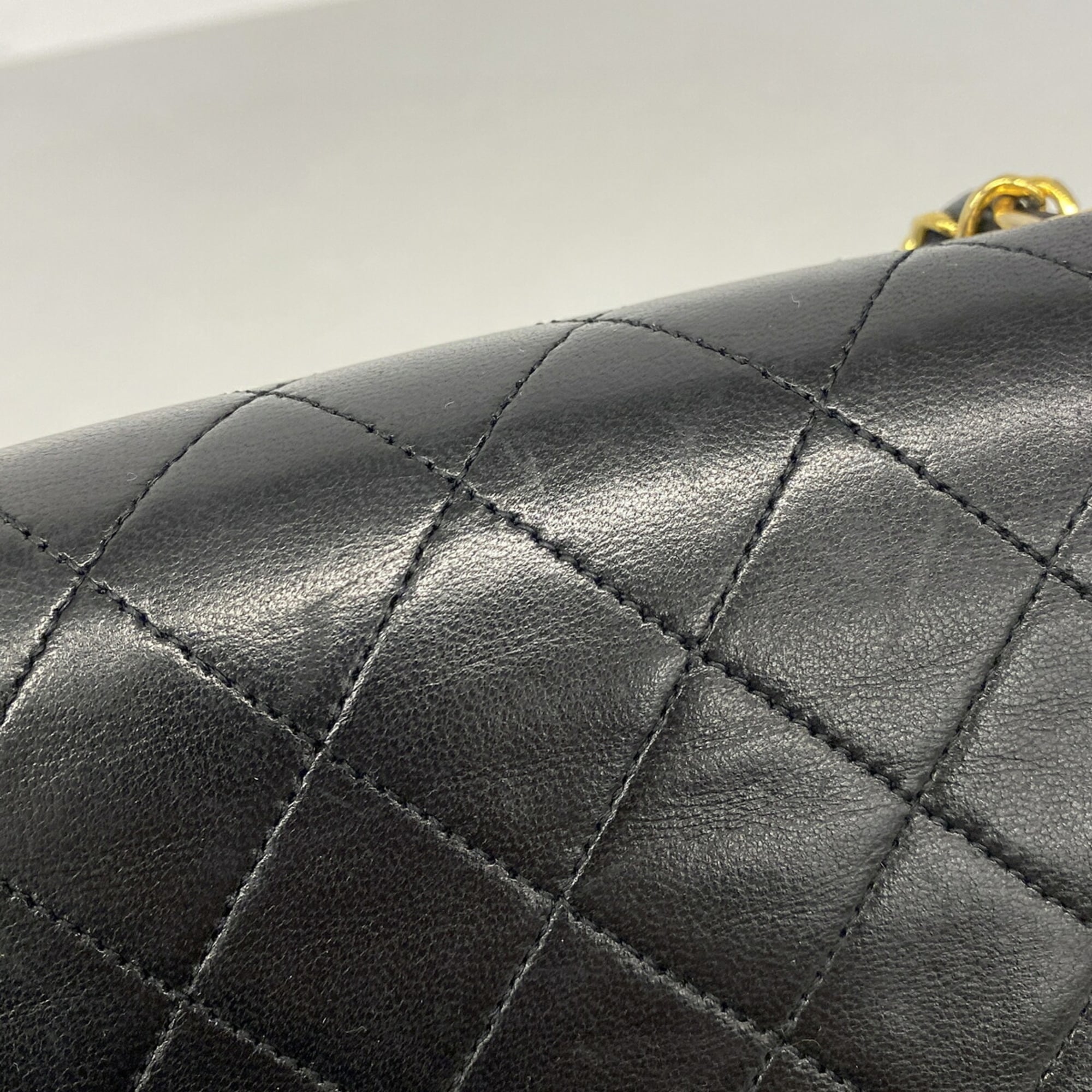 Chanel Black Leather Shoulder Bag (Pre-Owned)