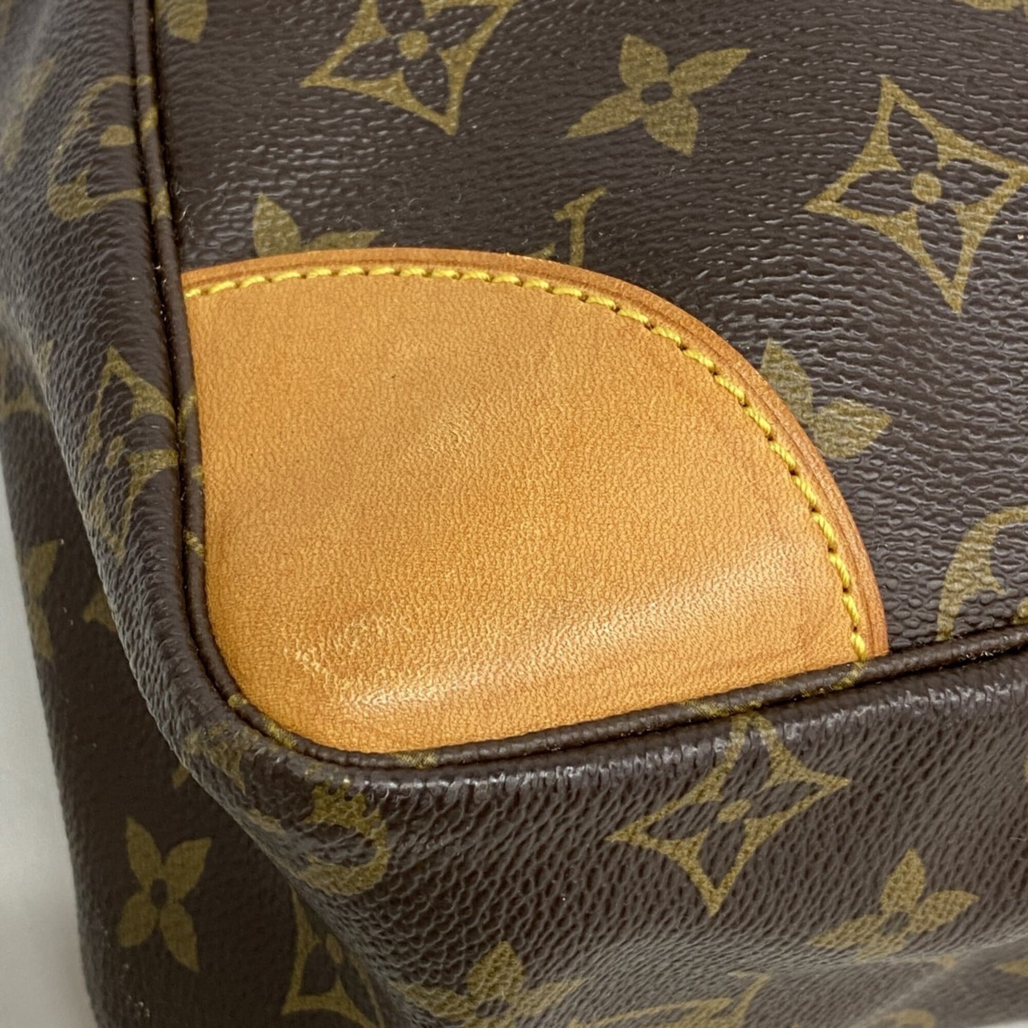 Louis Vuitton Brown Shoulder Bag (Pre-Owned)