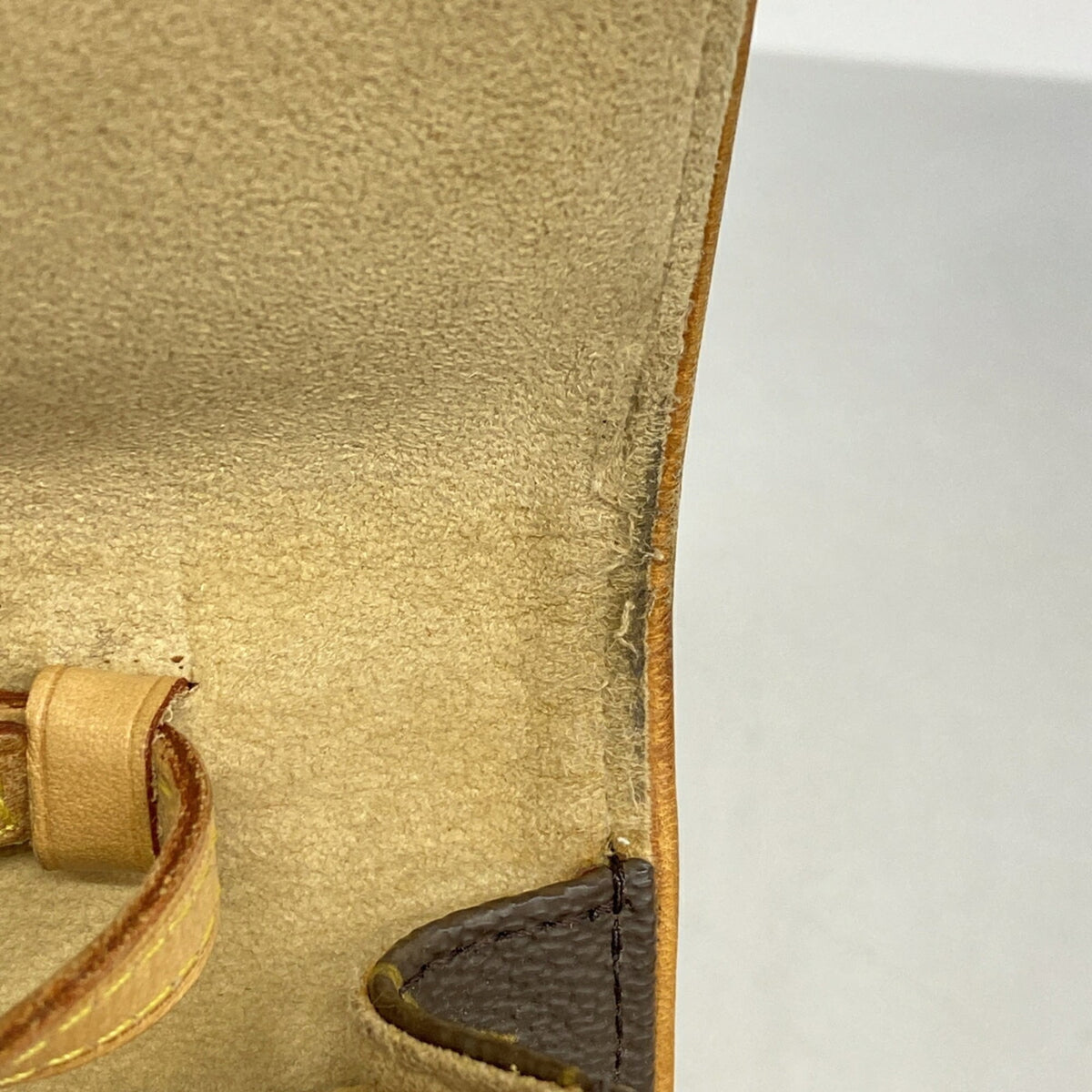 Louis Vuitton Brown Shoulder Bag (Pre-Owned)