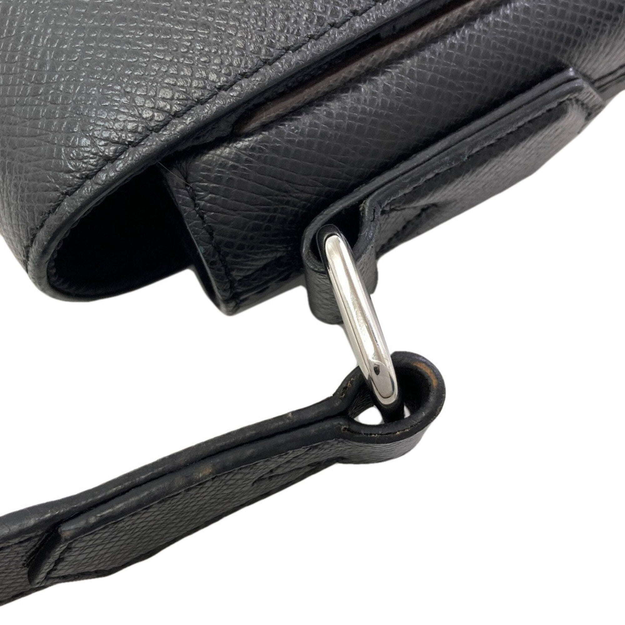 Louis Vuitton Taiga Black Taiga Leather Shoulder Bag (Pre-Owned)