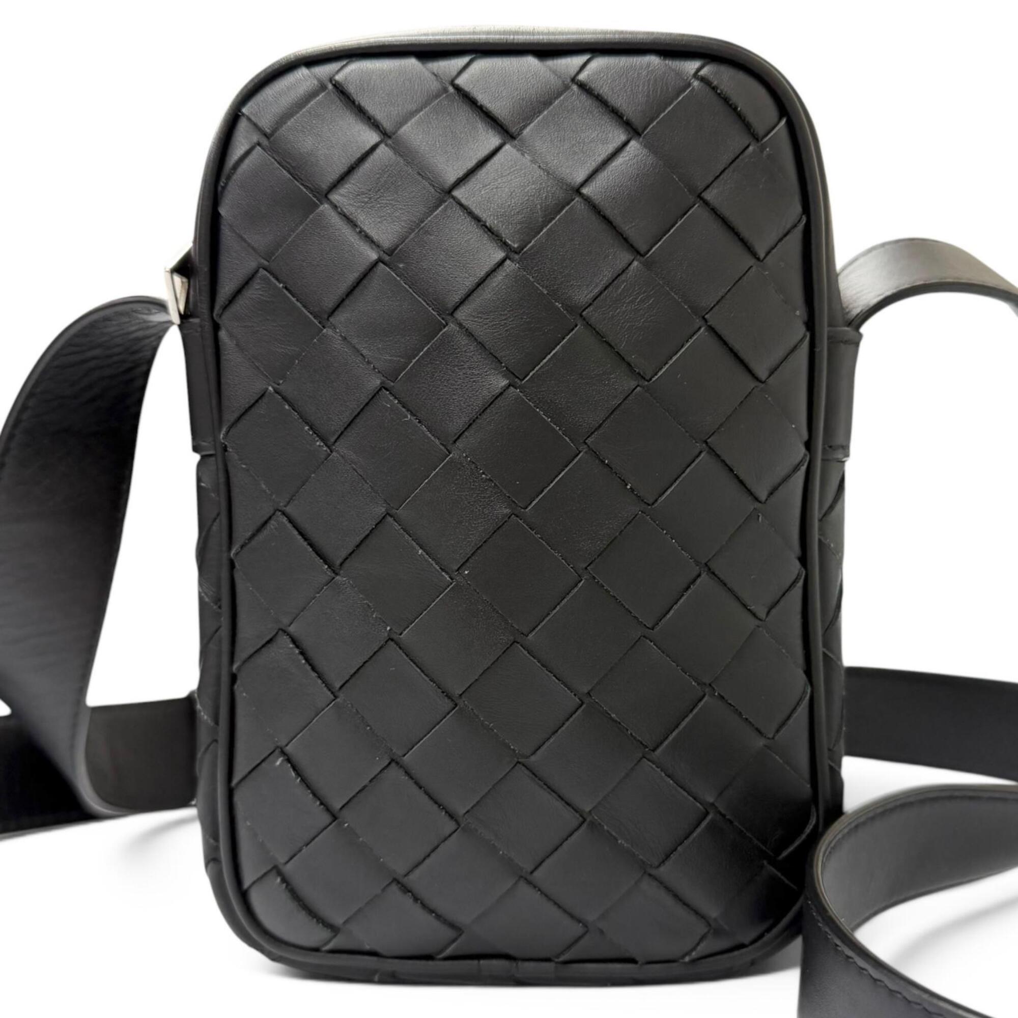 Bottega Veneta Black Leather Pouch Shoulder Bag (Pre-Owned)
