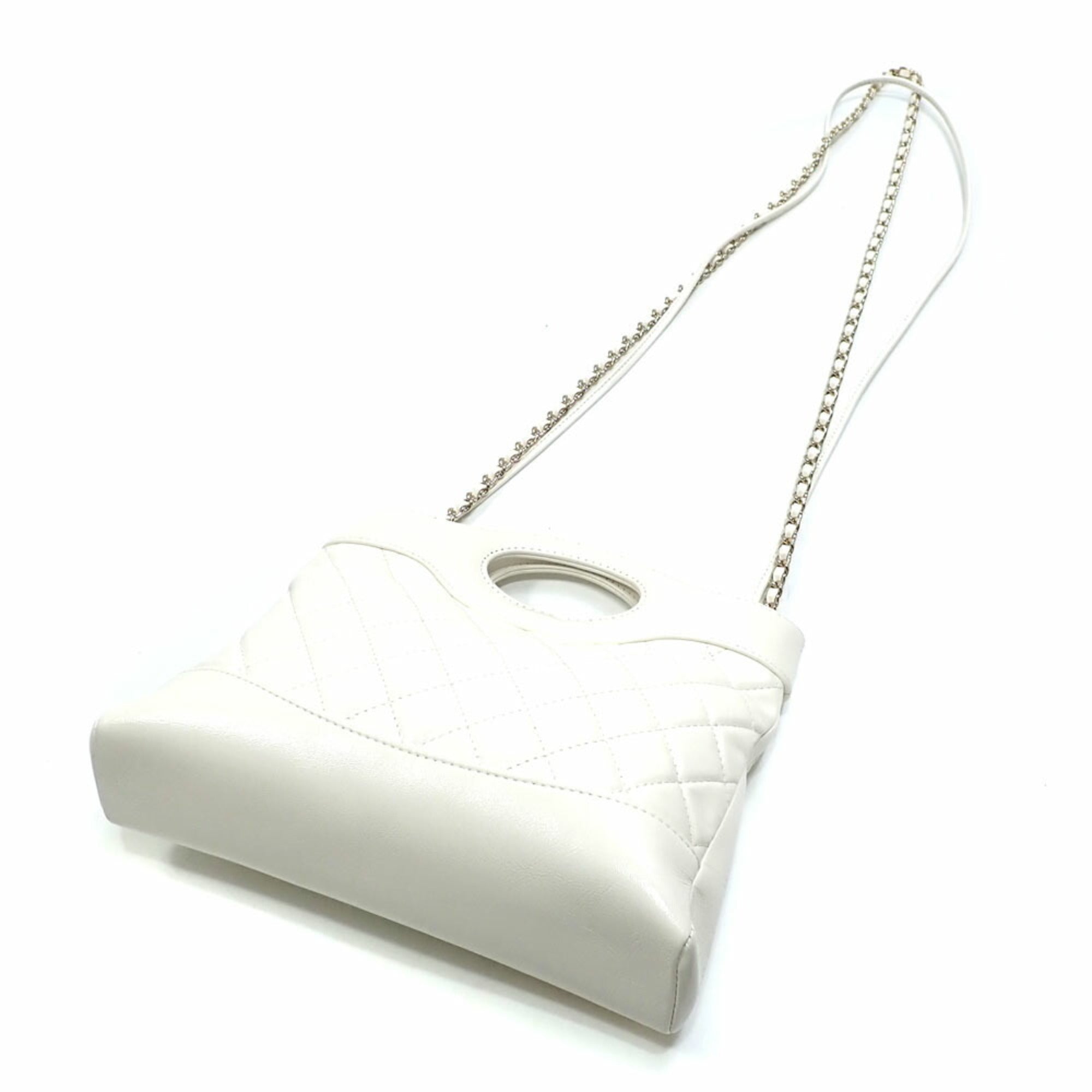 Chanel Matelasse White Leather Shoulder Bag (Pre-Owned)