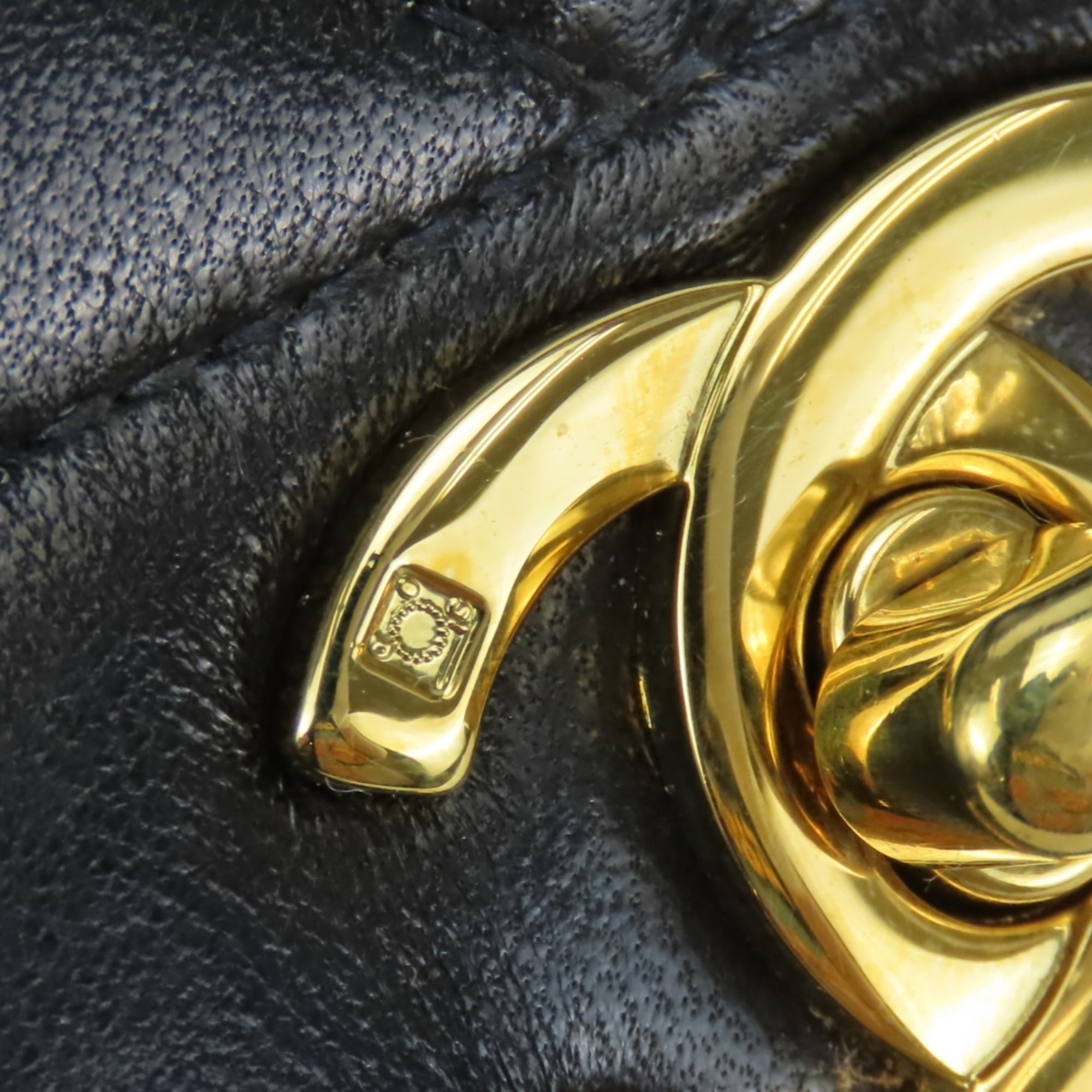 Chanel Black Leather Shoulder Bag (Pre-Owned)