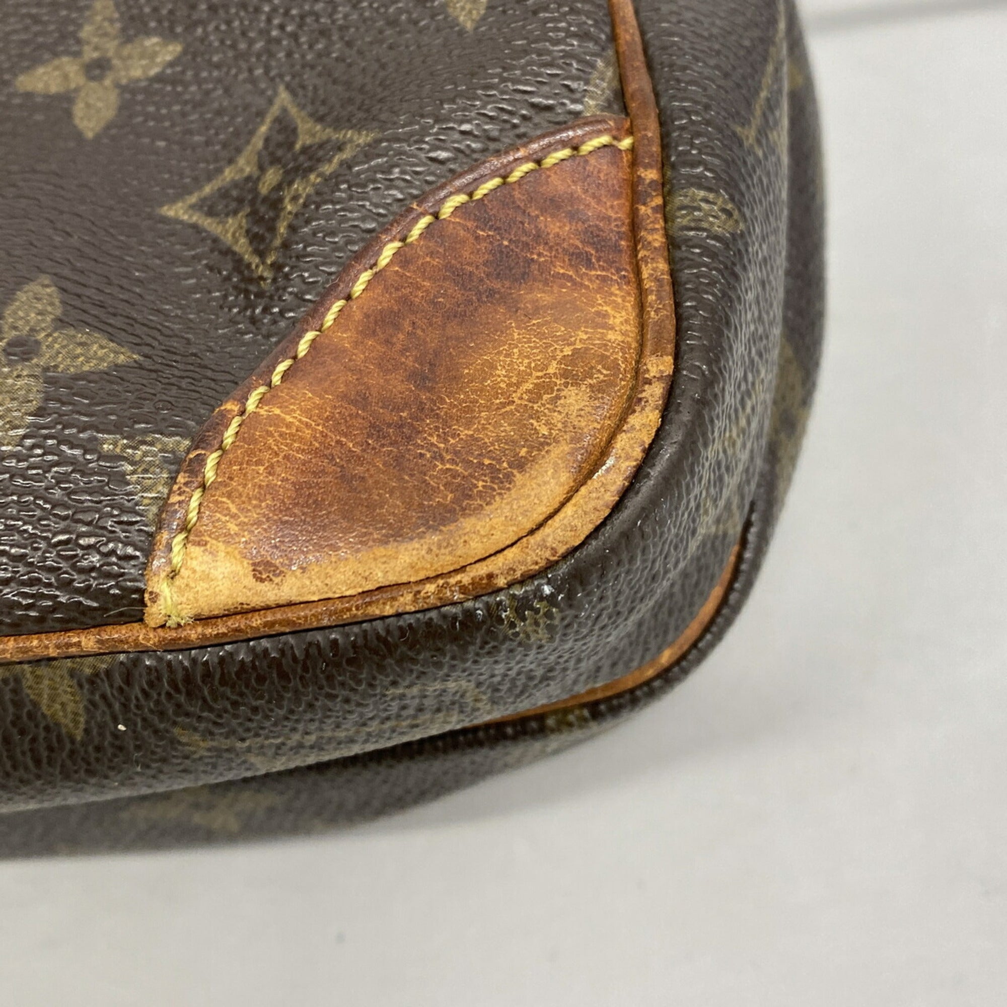 Louis Vuitton Brown Shoulder Bag (Pre-Owned)