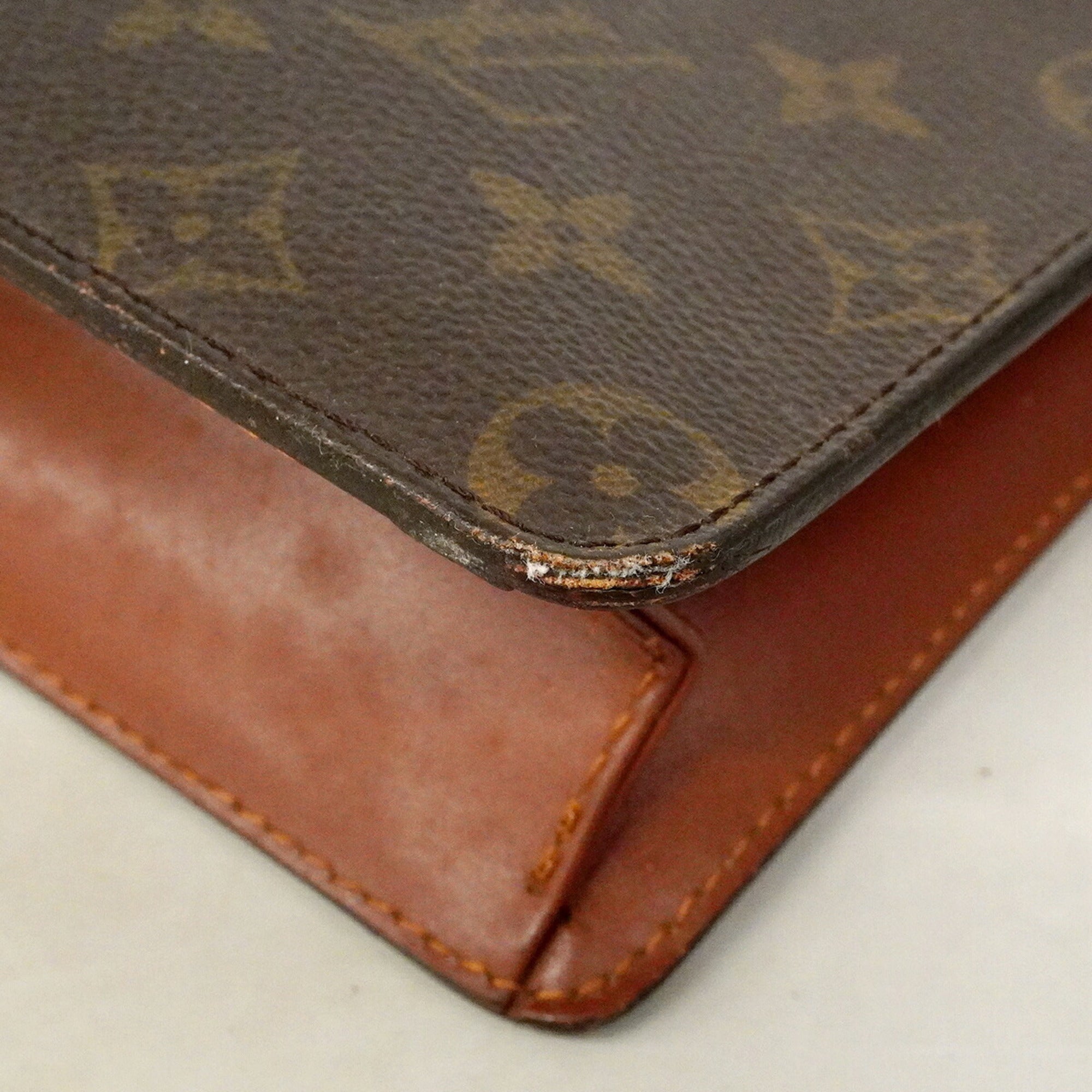 Louis Vuitton Brown Clutch Bag (Pre-Owned)
