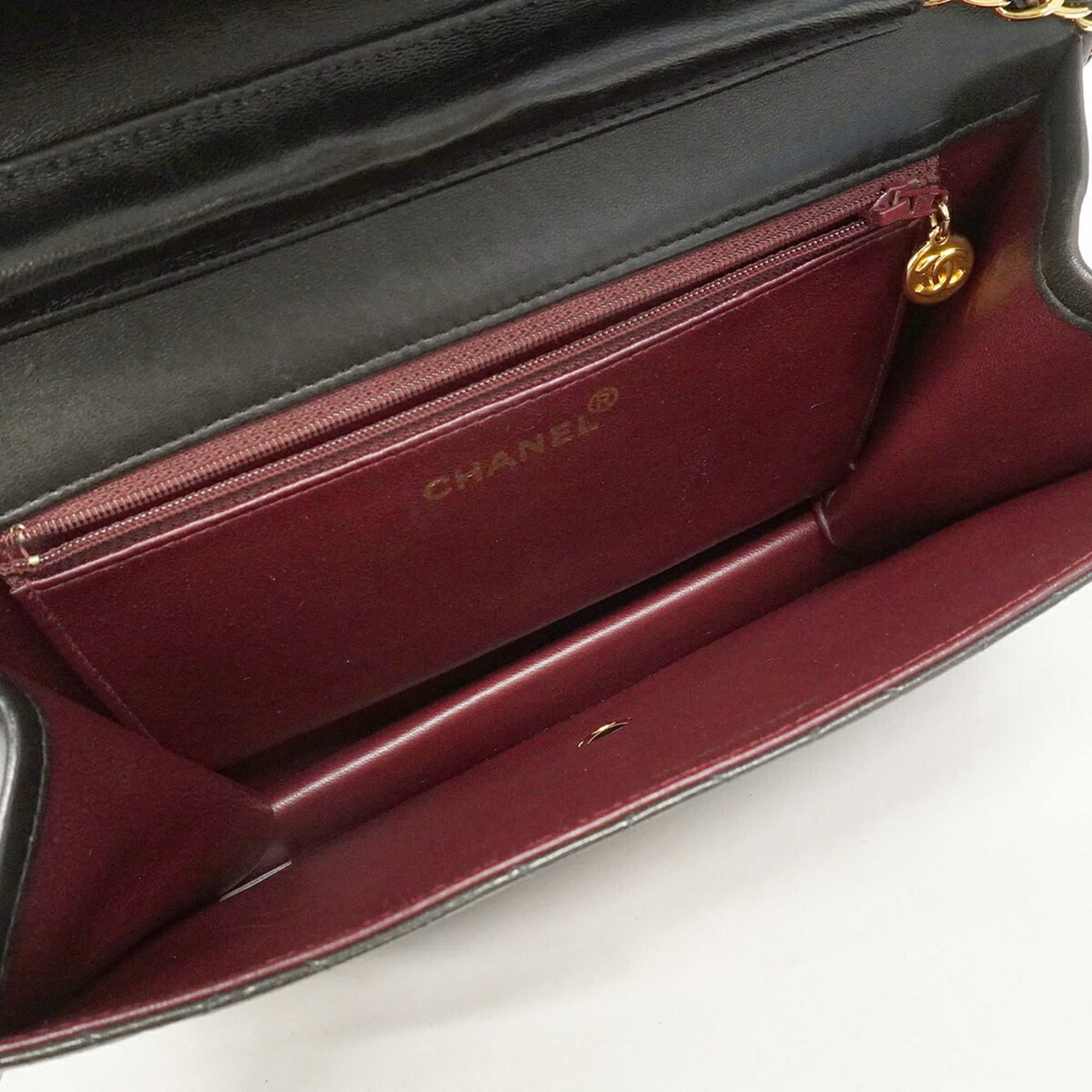 Chanel Black Leather Shoulder Bag (Pre-Owned)