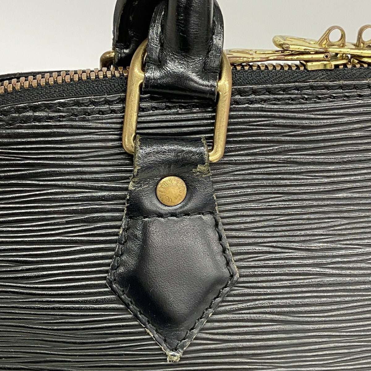 Louis Vuitton Noir Handbag (Pre-Owned)
