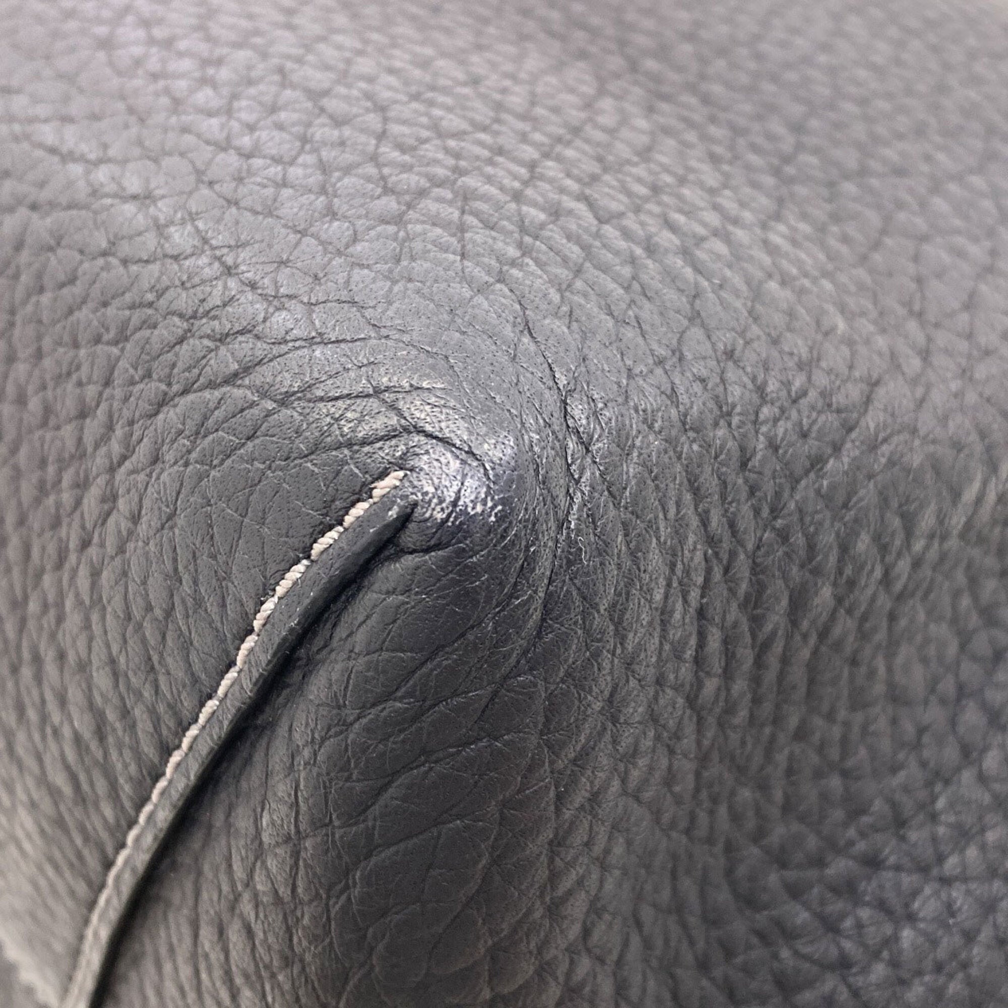 Tod's Black Leather Handbag (Pre-Owned)