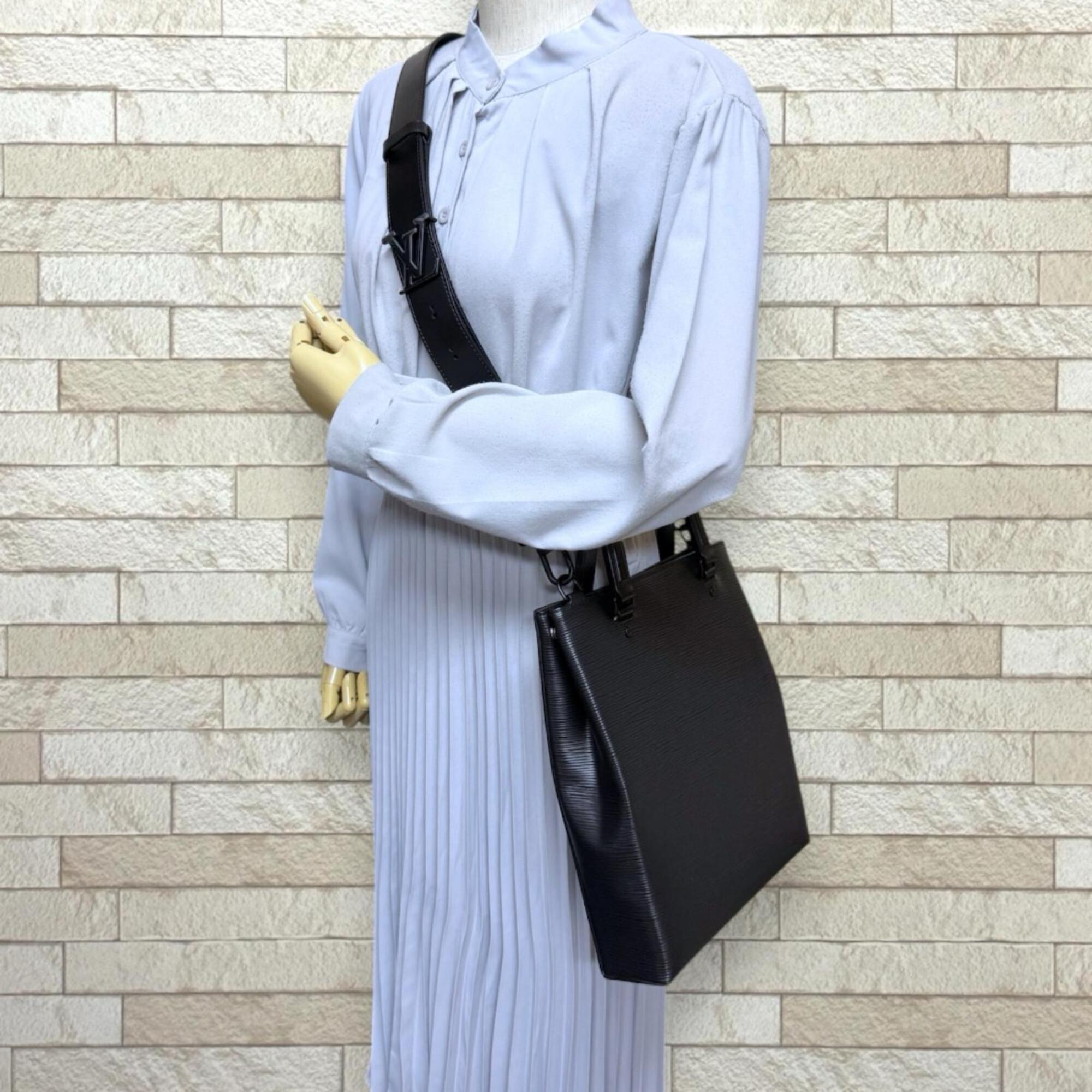 Louis Vuitton Black Epi Leather Shoulder Bag (Pre-Owned)