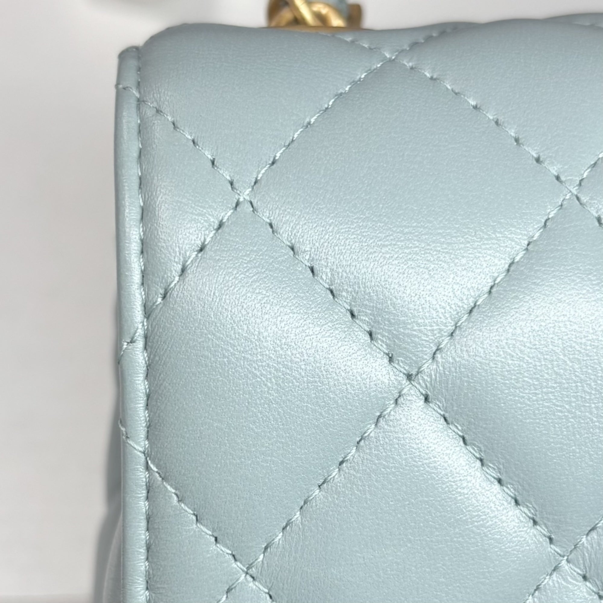 Chanel Green White Leather Shoulder Bag (Pre-Owned)