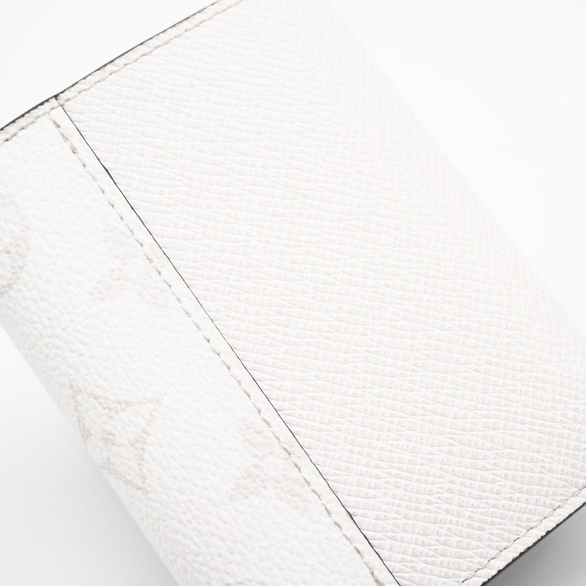 Louis Vuitton Taigarama Gray White Coated Canvas Leather Wallet (Tri-Fold) (Pre-Owned)