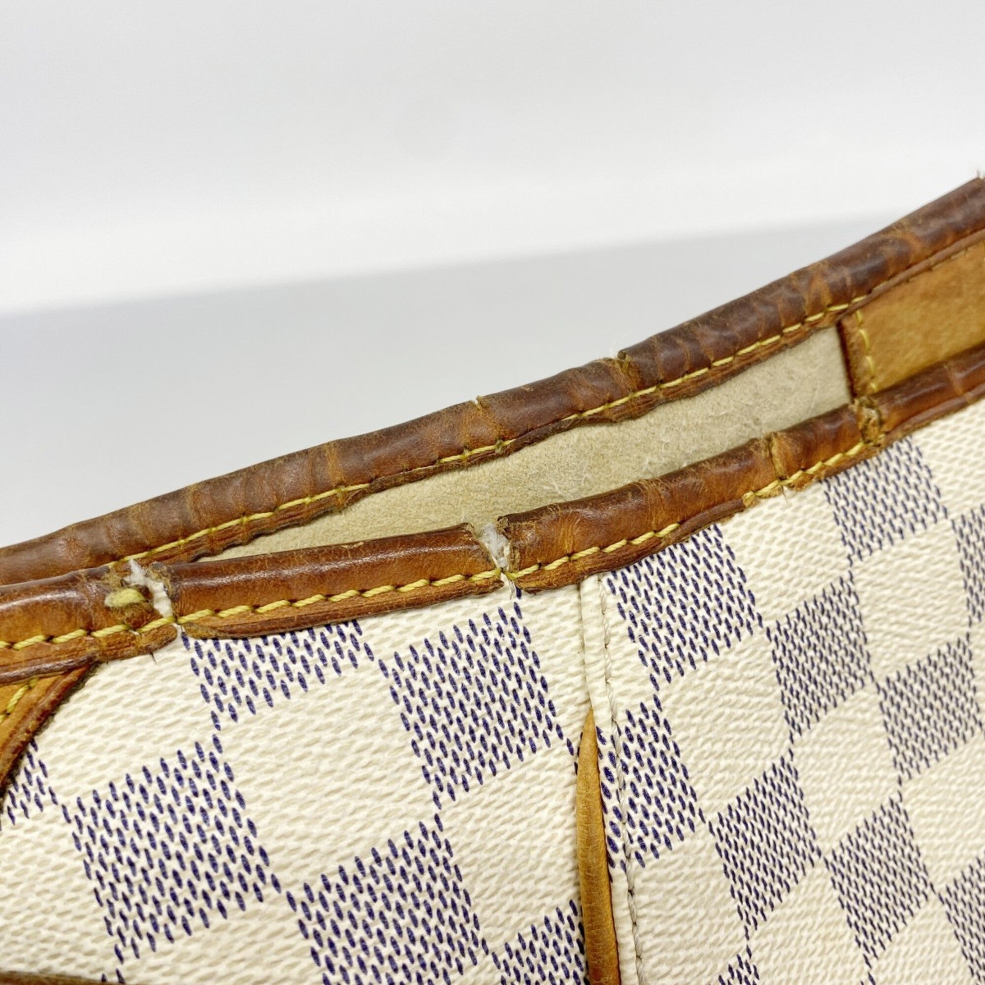 Louis Vuitton White Shoulder Bag (Pre-Owned)