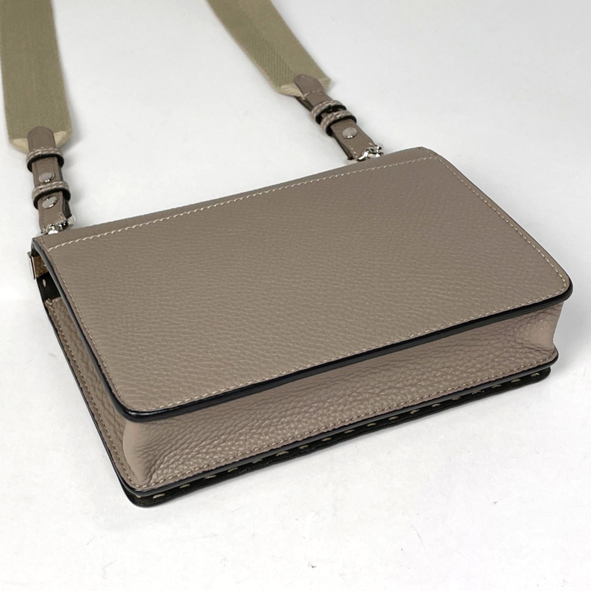Fendi Beige Leather Shoulder Bag (Pre-Owned)