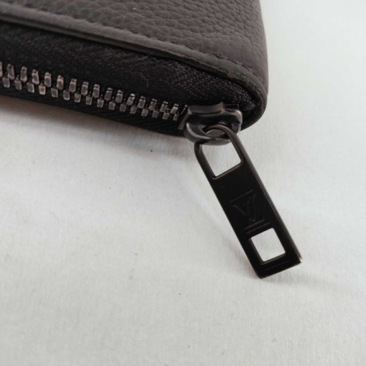 Louis Vuitton Black Leather Long Wallet (Bi-Fold) (Pre-Owned)