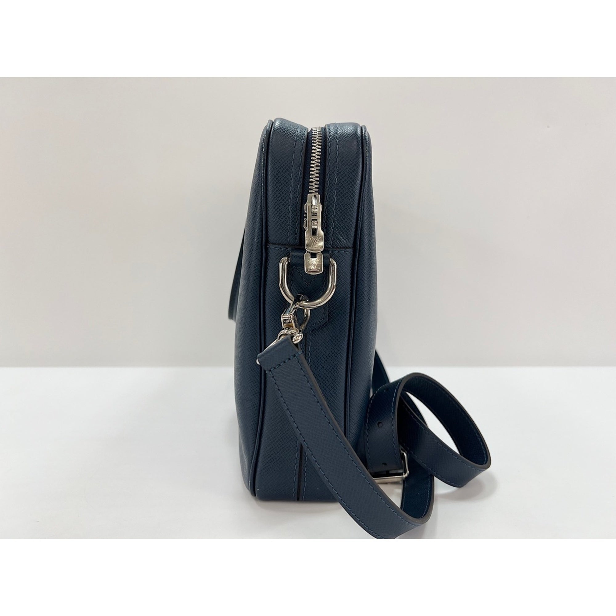 Louis Vuitton Taiga Blue Taiga Leather Handbag (Pre-Owned)