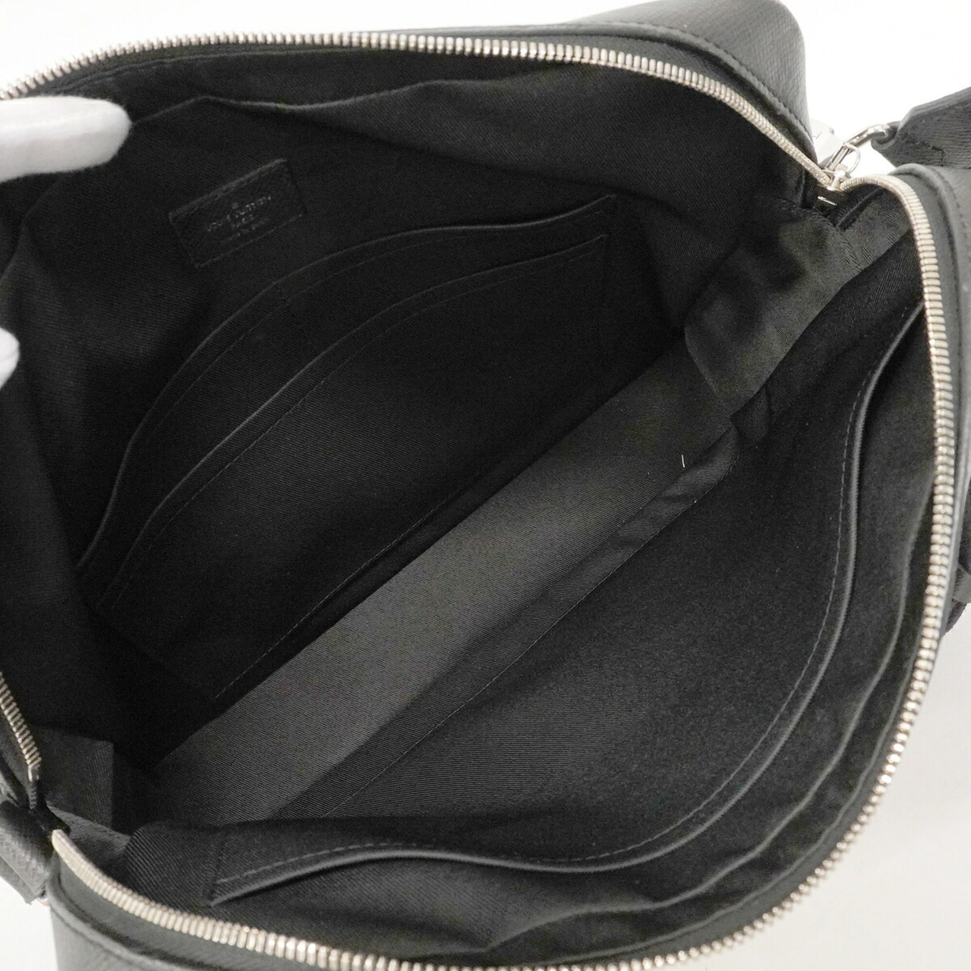 Louis Vuitton Black Shoulder Bag (Pre-Owned)