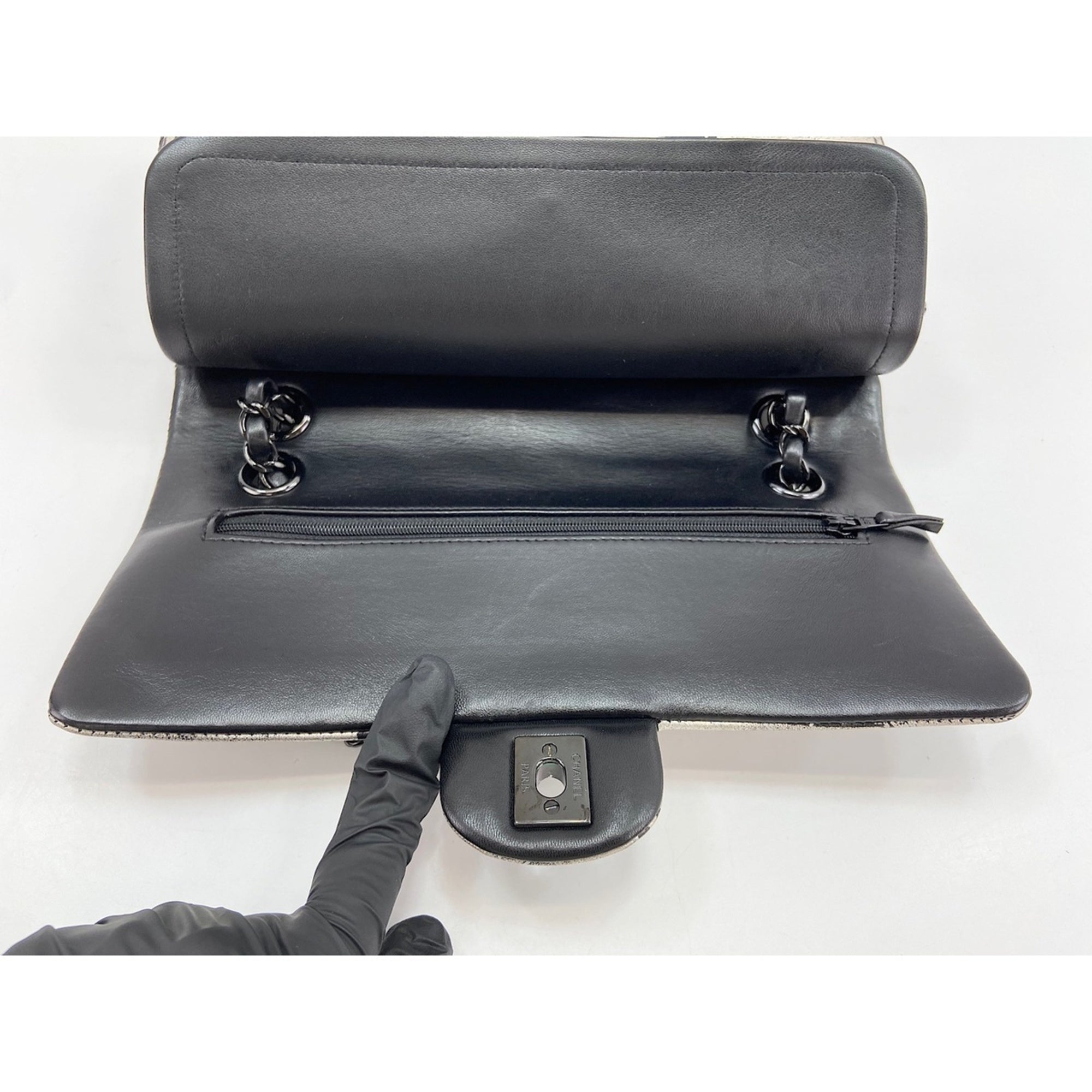 Chanel Black Shoulder Bag (Pre-Owned)