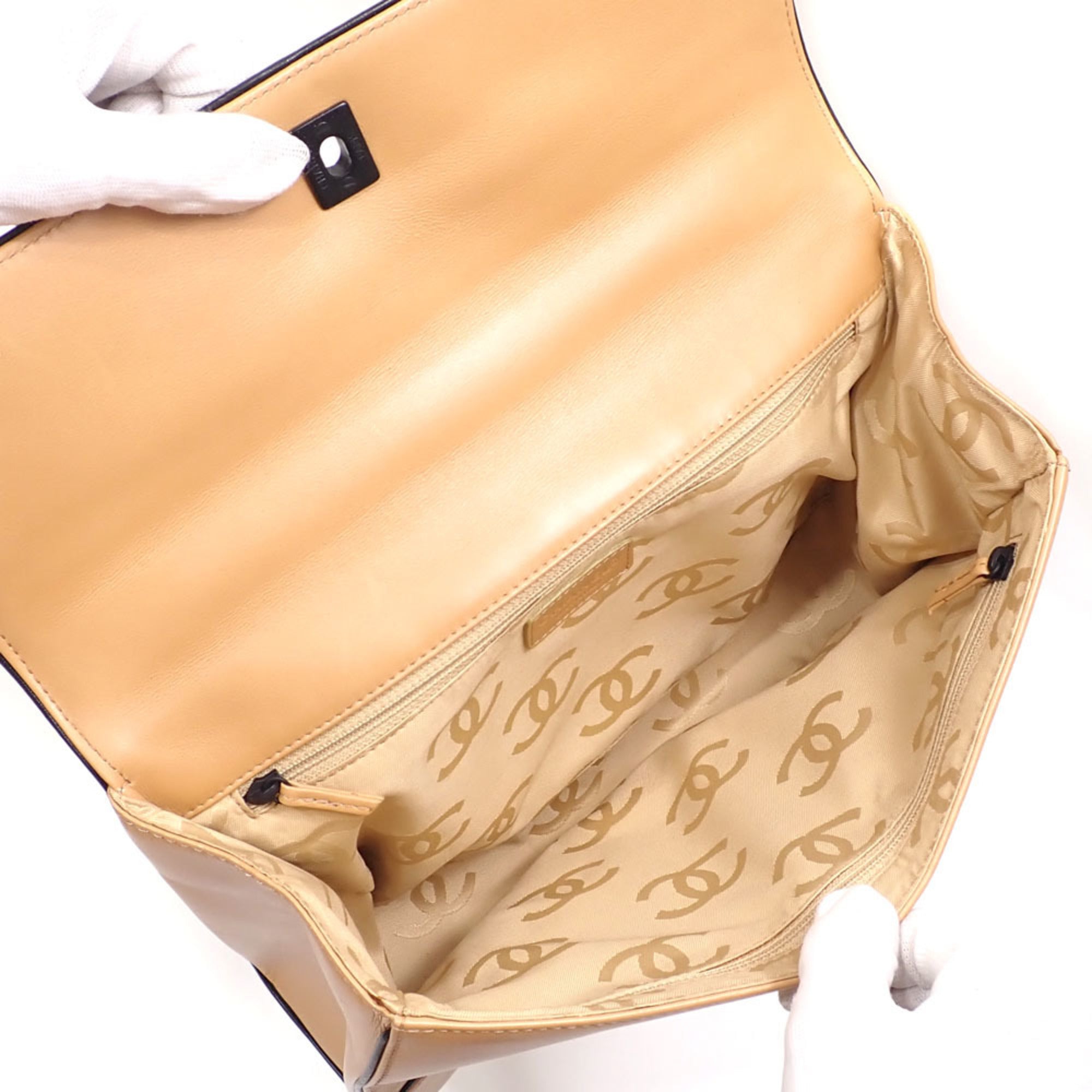 Chanel Beige Leather Shoulder Bag (Pre-Owned)