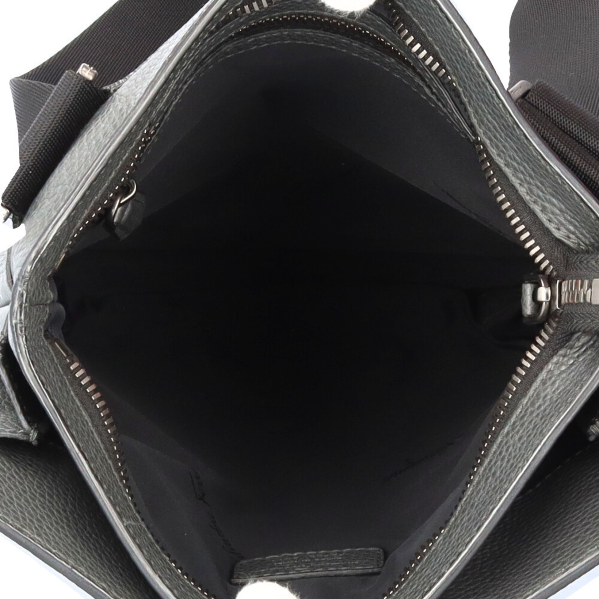 Salvatore Ferragamo Gray Leather Shoulder Bag (Pre-Owned)