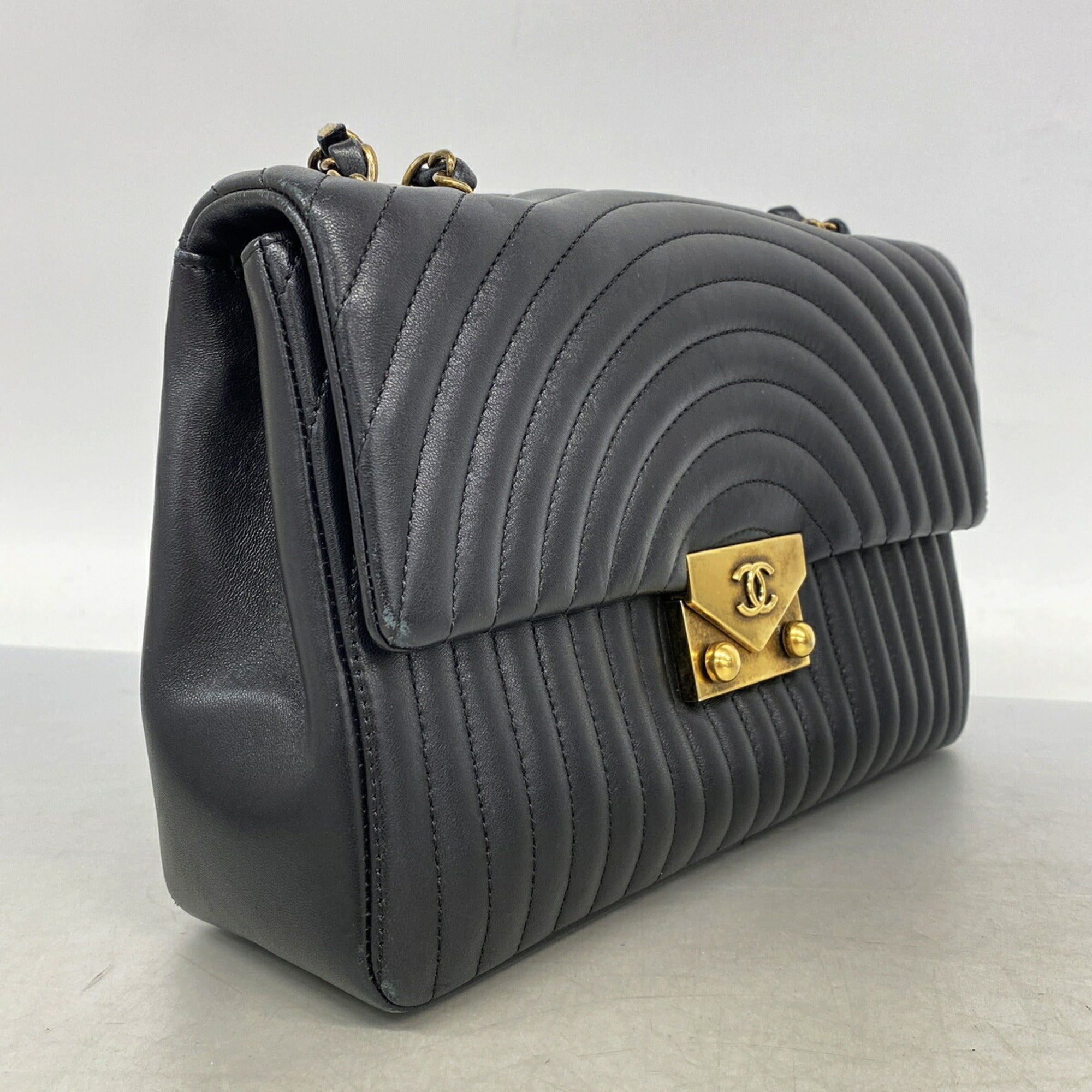 Chanel Black Leather Shoulder Bag (Pre-Owned)