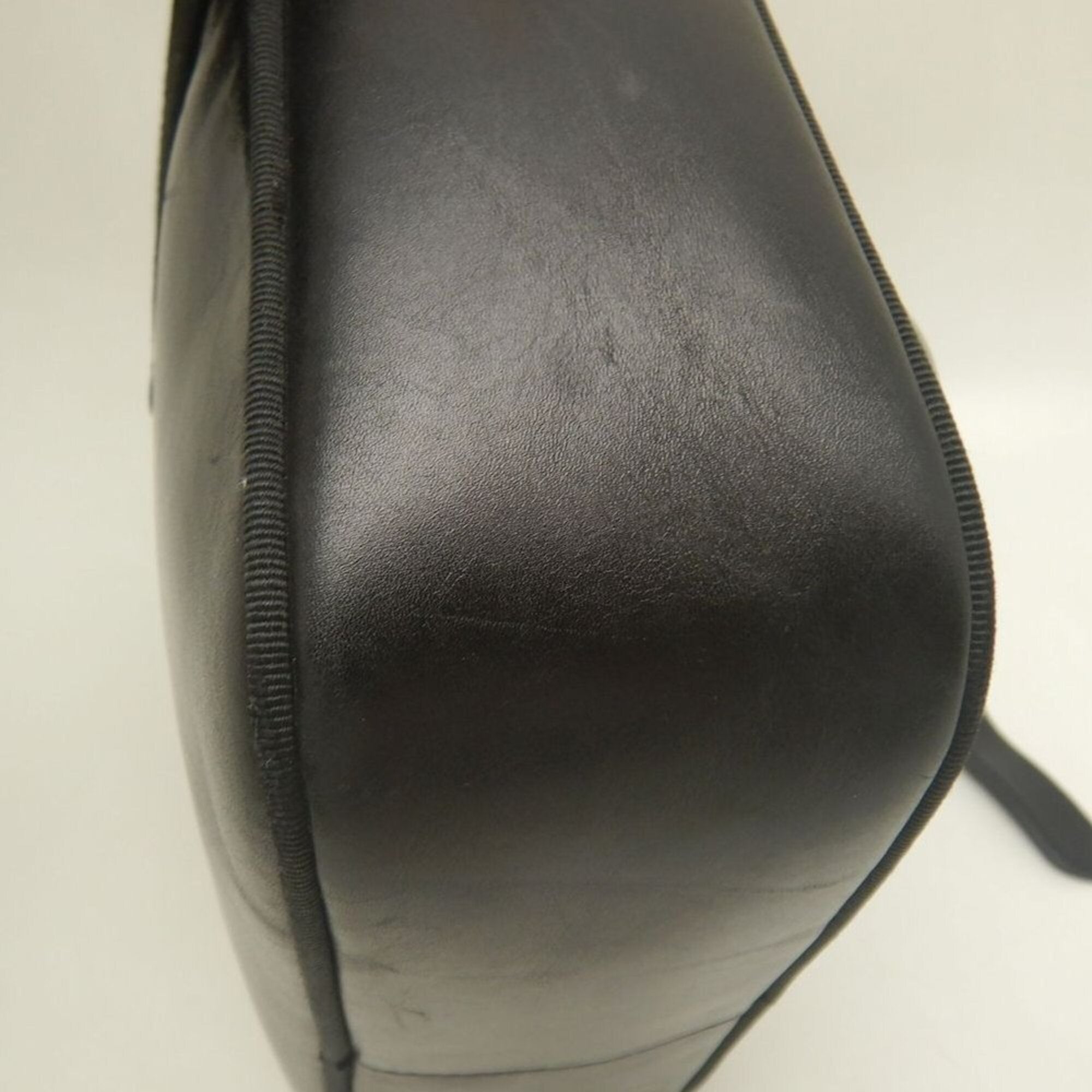 Salvatore Ferragamo Vara Black Leather Shoulder Bag (Pre-Owned)