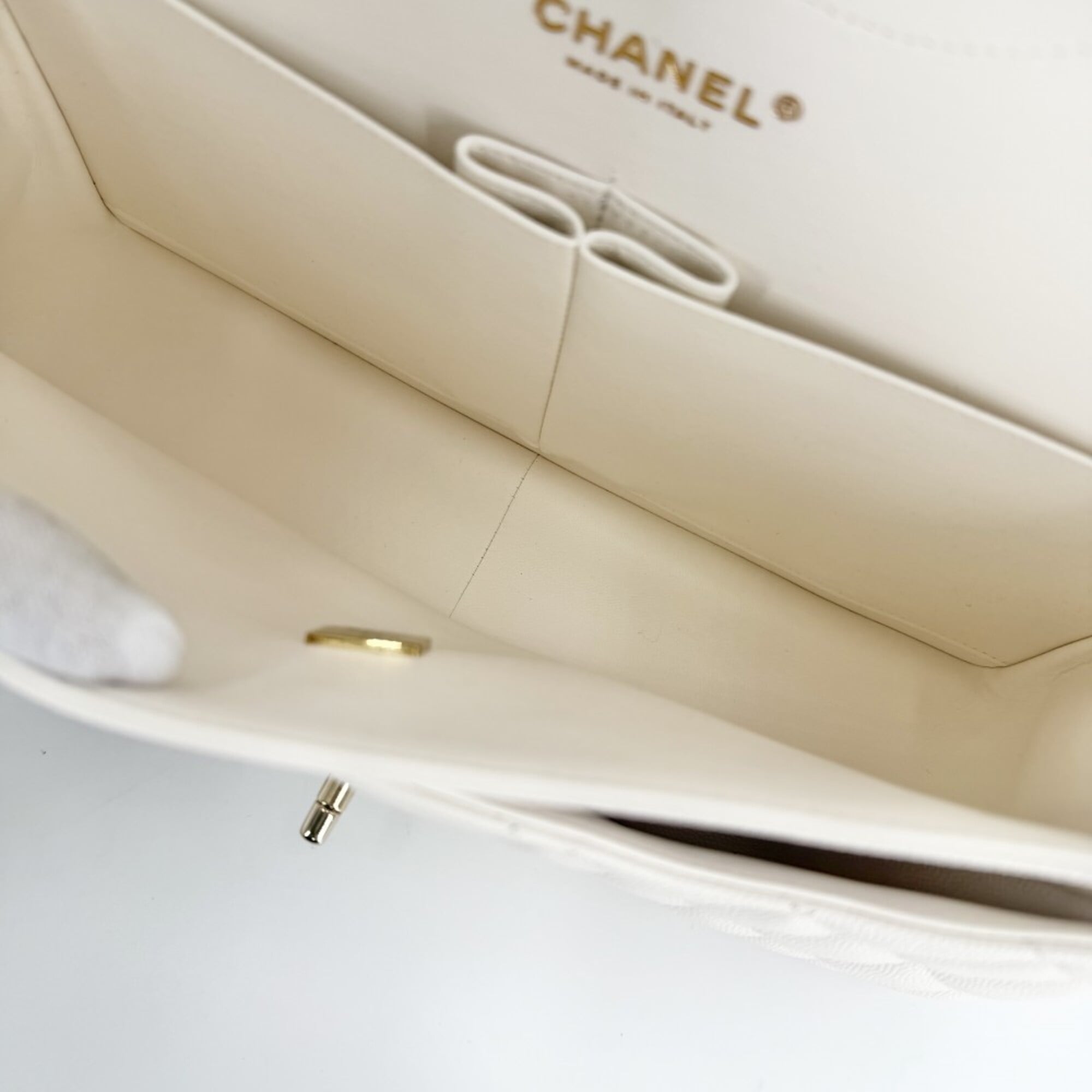 Chanel Matelasse White Grained Calfskin Shoulder Bag (Pre-Owned)