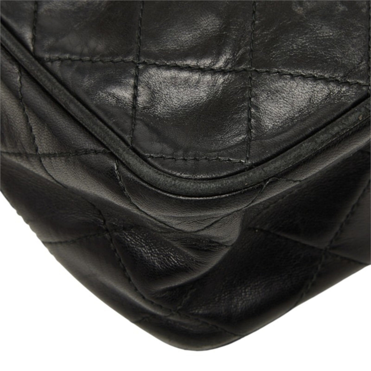 Chanel Matelasse Black Leather Shoulder Bag (Pre-Owned)