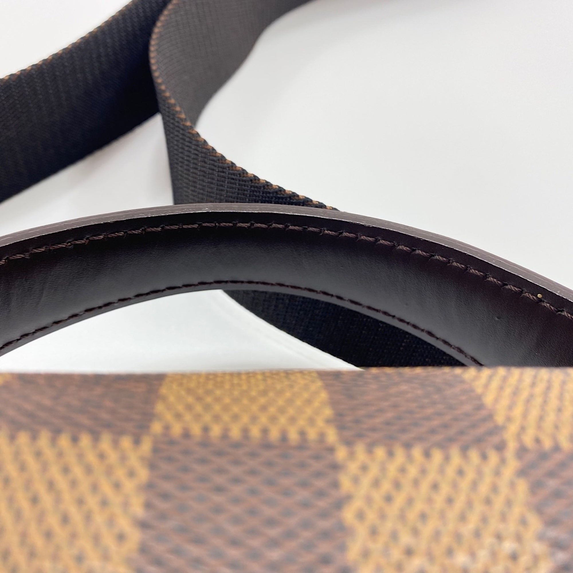 Louis Vuitton Brown Shoulder Bag (Pre-Owned)