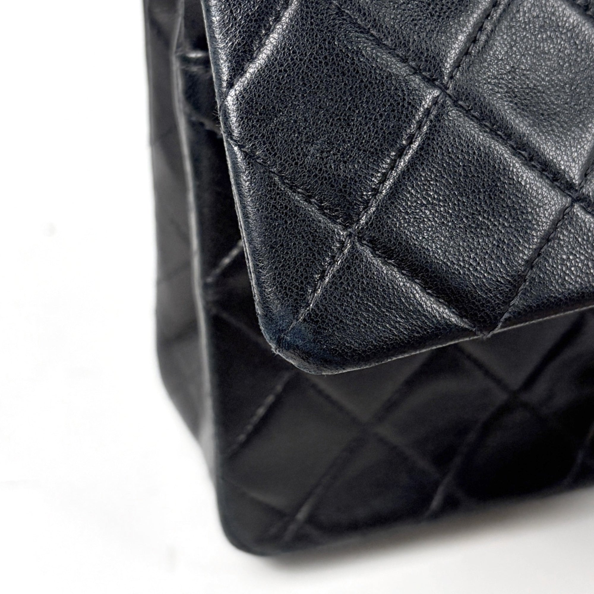 Chanel Black Leather Shoulder Bag (Pre-Owned)