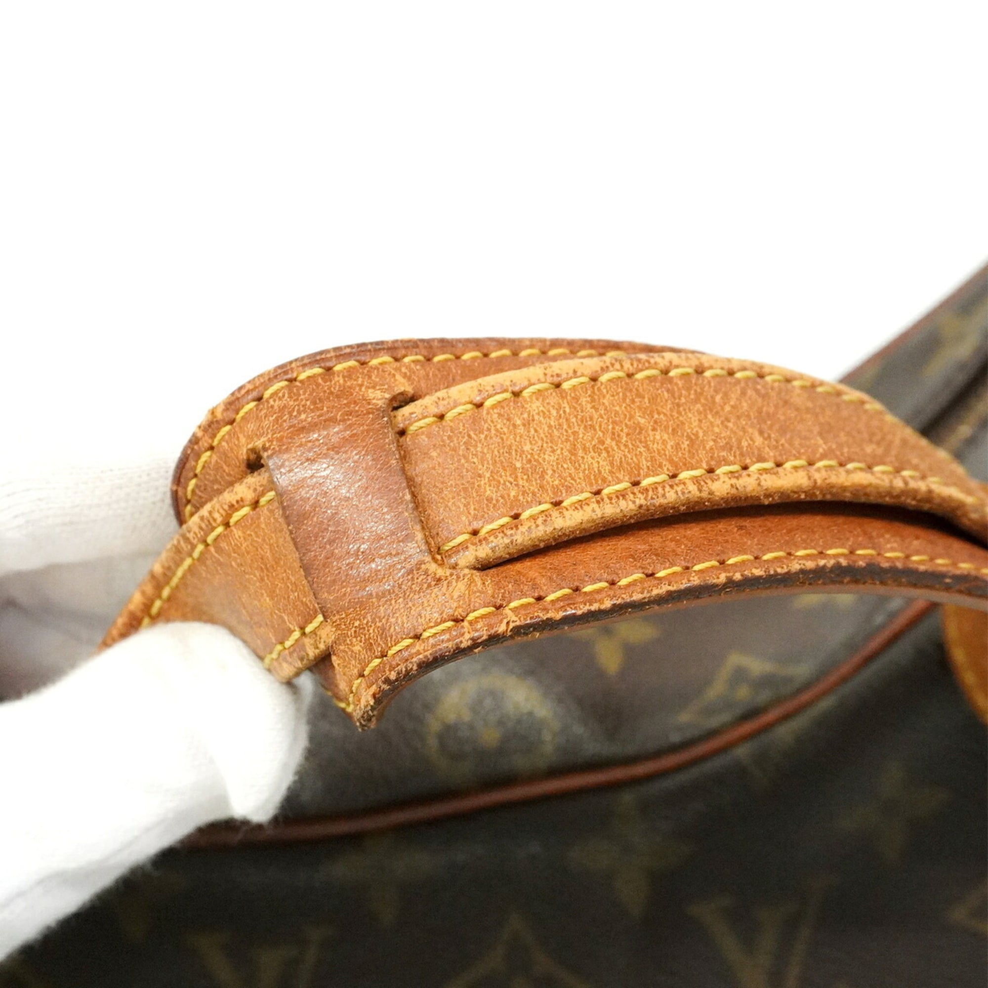 Louis Vuitton Brown Shoulder Bag (Pre-Owned)