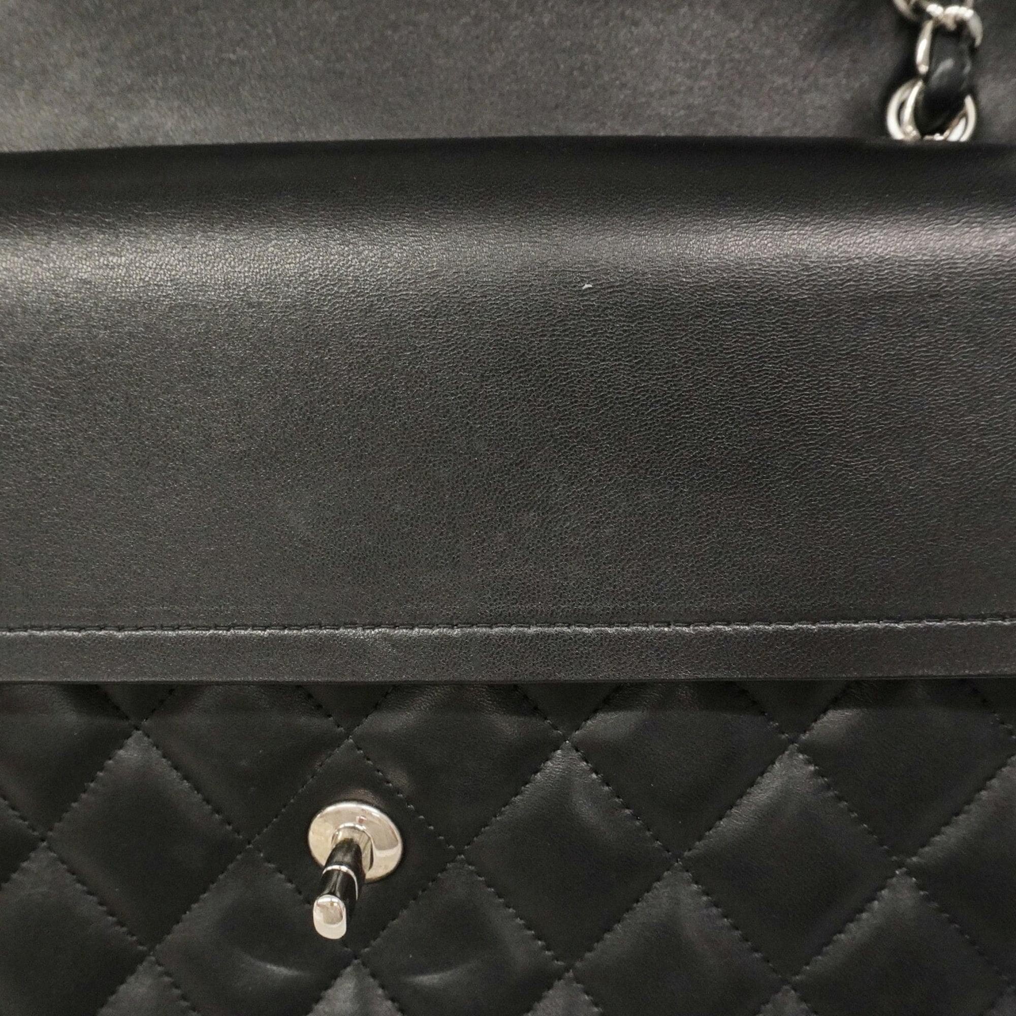 Chanel Black Leather Shoulder Bag (Pre-Owned)
