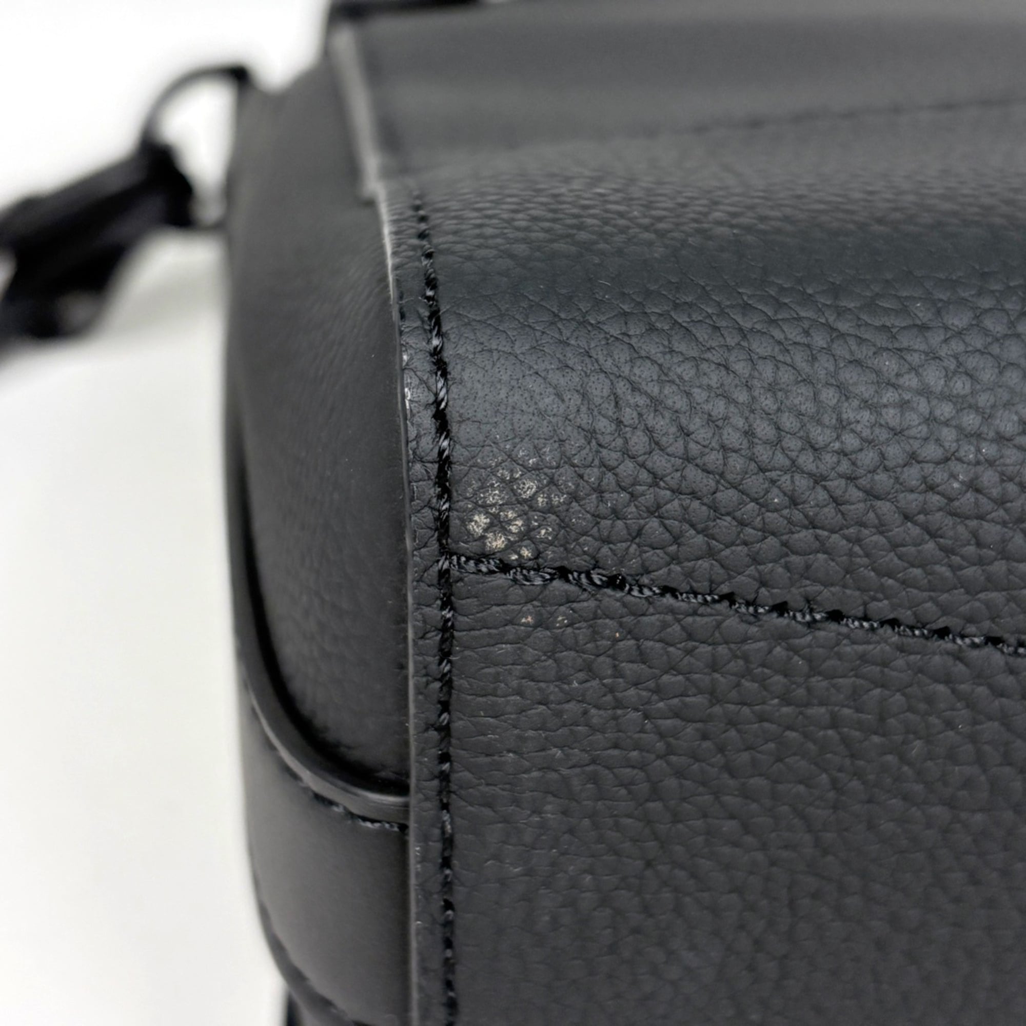 Louis Vuitton Black Noir Leather Shoulder Bag (Pre-Owned)