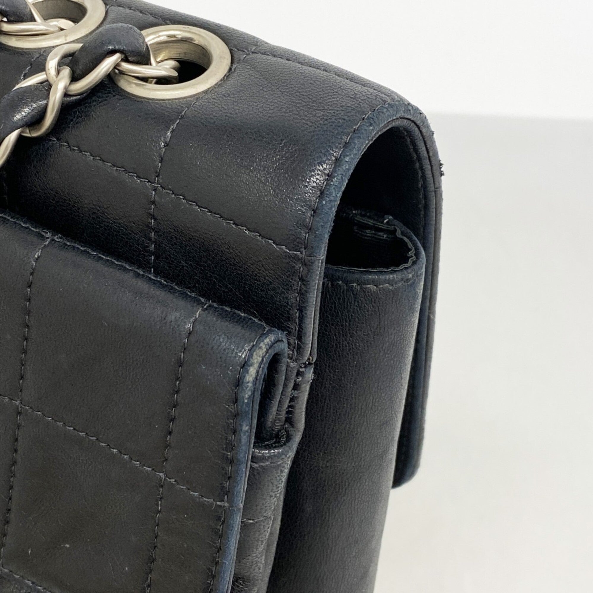 Chanel Black Leather Shoulder Bag (Pre-Owned)