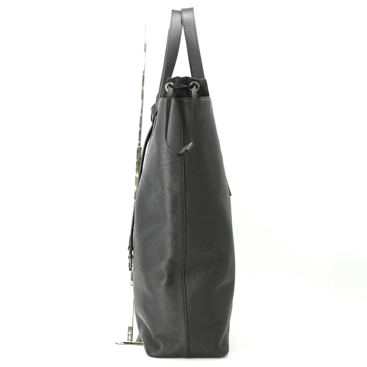 Louis Vuitton Black Taiga Leather Leather Pouch Tote Bag (Pre-Owned)